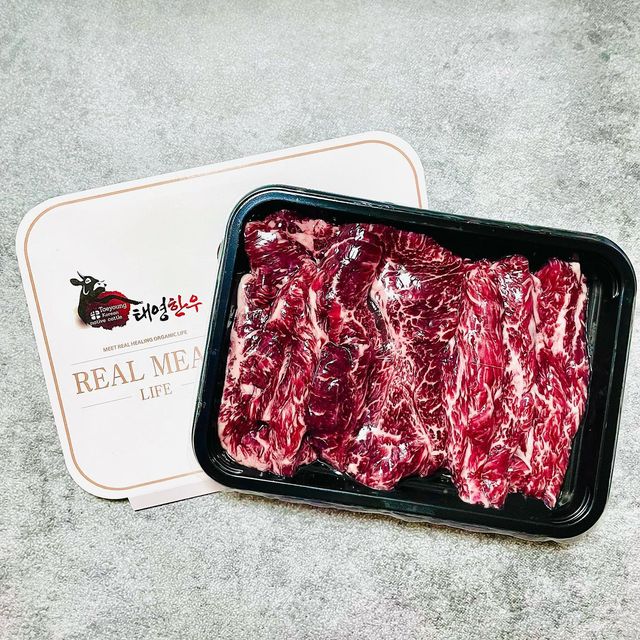 먹고 마시는 미니 on Instagram: "#광고 #제품제공 🐷태영한우 1++한우모듬 투쁠한우만큼 사랑이 담긴 선물이 있을까요🫶🏻 여러분 대한민국의 대표 우시장이죠 마장동에서 투쁠한우 인증 쾅!