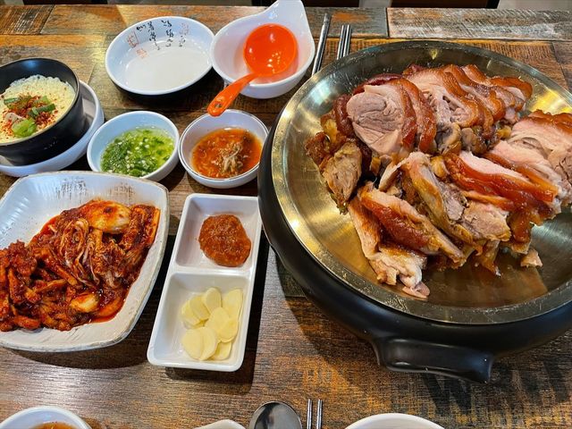 희희 on Instagram: ". . 드디어 새로 이사한 동네 주변에 맛집을 찾았다. 금요일 저녁 퇴근하고 소주한잔이 땡기는 날이면 생각이 날 것 같은 곳이다. 👍막국수 강추 족발집하면 막국수의 맛도