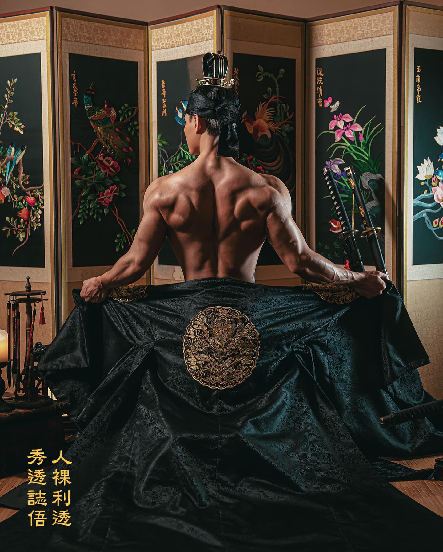왕의 얼굴까진 아니더라도 왕세자까진 해봐야지..🤴
벗는중 아니고 입는중이에요..😏
시녀는 어디있는거지..