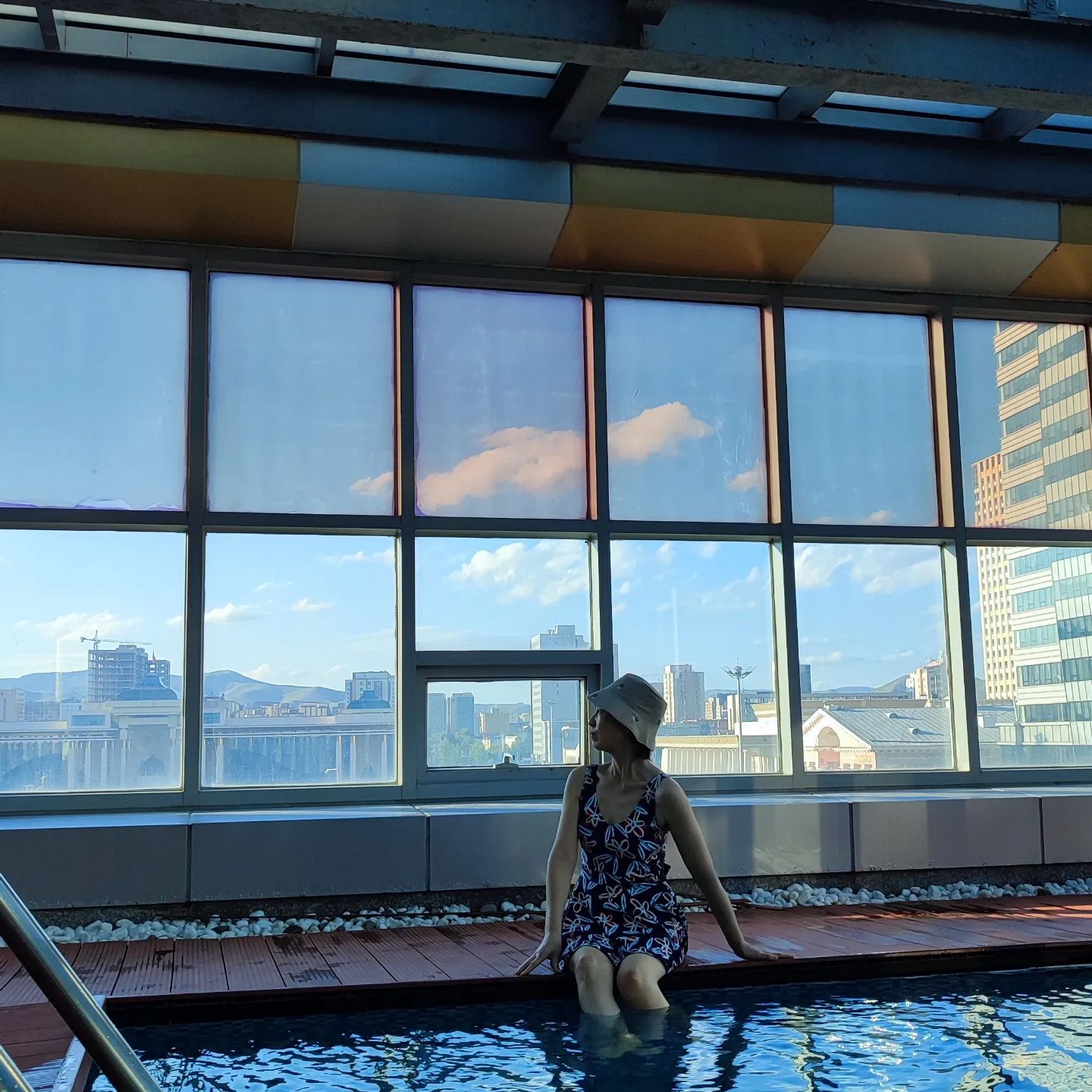 📌몽골, 울란바토르, blue sky hotel & tower

울란바토르 첫번째 숙소 
블루 스카이 호텔 앤 타워
울란바토르 어디서나 보이는 랜드마크
수영장과 사우나에서 수아바타르 광장도 볼 수 있고, 
라운지에서 울란바타르 야경을 내려다 볼 수도 있어요. 내려다 보며 칵테일 한잔 너무 기분 좋았구요~
기념품점도 예뻤고 내부에 은행도 있어요
따뜻한 물 나올 때 까지 시간이 좀 걸리지만 물도 잘 나옵니다:)
몽골 울란바토르 중심지에 위치한 호텔
블루 스카이 호텔 앤 타워 추천합니다:)

#mongolia #ulaanbaatar #4성급호텔 #blueskyhotelmongolia #몽골호텔 #몽골숙소