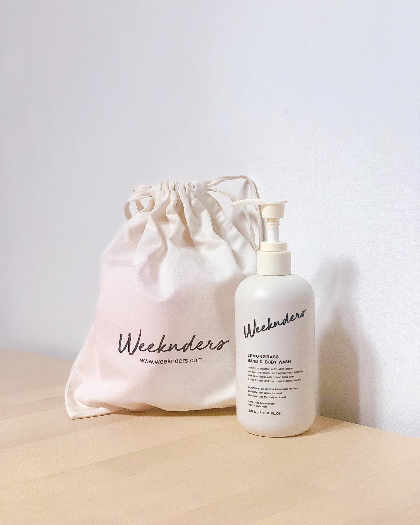 #협찬 weeknders_official 
#향기좋은바디워시 #핸드앤바디워시

#아로마테라피 로 기분좋은 하루를 선사해주는
#위켄더스 #레몬그라스 핸드&바디워시 😌

싱그러운 아침의 푸릇함을 담은 레몬그라스 향 🌿
상큼한 레몬과 신선한 시트러스 향의 억새 잎을
담은 기분 좋은 향으로 몸과 마음에
긴장을 풀어주고 휴식을 불어 넣어준다. 🥰

건조한 손과 바디에 풍성하고 포근한 거품으로
충분한 수분 공급과 보습을 전달해주어
매끄러운 피부로 개선해주는 #핸드워시 #바디워시 ☁️

패키지도 깔끔하고 감성적이어서
#신혼부부 #집들이선물 로도 추천하는 제품 💕
.
.
.
#라이프스타일편집샵 #20대여자선물 #30대여자선물 #향기좋은바디워시 #자스민리츄얼 #바디워시추천 #핸드워시추천 #집들이선물추천