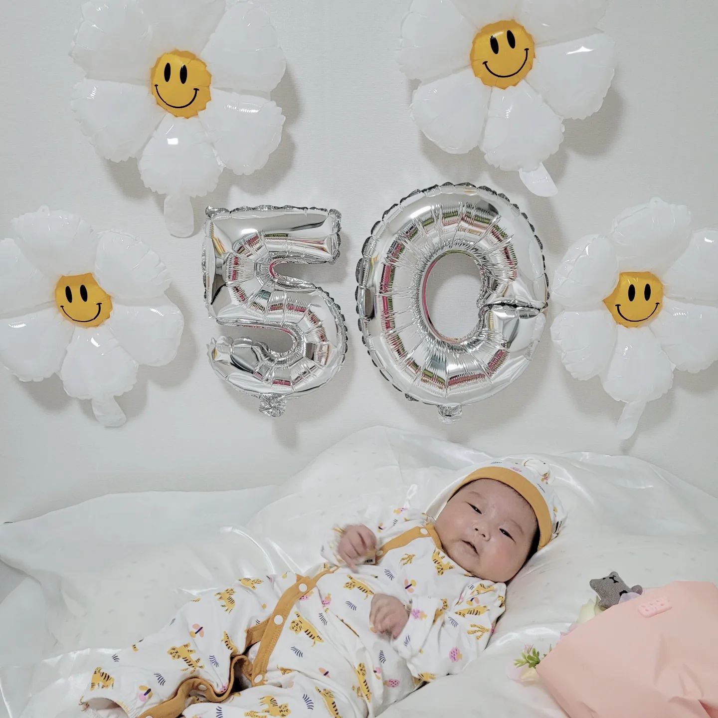 ⠀
𝙳+𝟻𝟶 #한다현
❤️다현이 50일❤️
⠀
원래 50일날에 맞춰 촬영하려고 했는데
아빠가 바빠서 오늘 촬영!
⠀
..분유먹고 속이 안좋았는지 토하는 바람에...
.....촬영중단..
내일 다시 찍어야지
⠀
#태어난지53일 #50일촬영 #50일셀프촬영 
#컨디션좋을때다시찍자
#연년생맘 
#딸맘 #호랑이띠맘 #딸스타그램
#우리아기 #우리아기사랑해