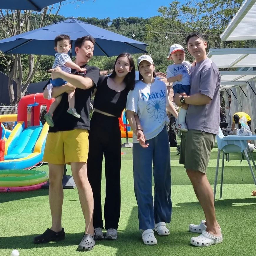 ☀️
날씨부터 최고였던 주말

#양주르 ➡️ #어린이대공원 ➡️ 홈파티 코스로 1박 2일 아주 씐나게 놀고왔지요😶
(참고로 양주르는 아기 떡뻥도 반입금지에요😭
 유아식 반찬도 반입이 안되고 오로지 이유식만 가능..
매점에서도 아기과자는 판매를 안하고 있던데..그게 좀 아쉽더라구요. #아기랑 양주르 가실분들은 미리 참고해두시길)

가을가을한 하늘아래서 오랜만에 재회한 아가들 투샷이라니!!
넘나 귀여워 죽음😳

물만난 물고기 준이는
넘나 씐난 나머지 낮잠 딱 20분 주무시고는 졸린눈을 비비며 7시반까지 버티다 잠자리에 드셨답니다💤

넘나 행복했던 주말나들이!
조만간 또 봐여 언니❣️