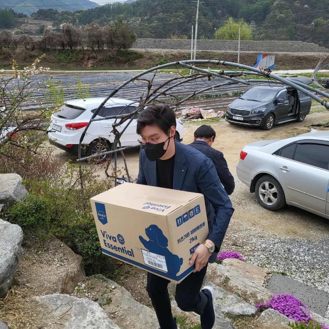 A step toward donating for abandoned dogs and abandoned cats. 😊
유기견, 유기묘를 위한 기부하러 가는 발걸음 😊

#abandoneddog