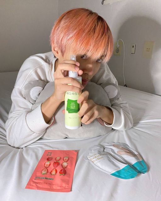 MINU • 강민우 on Instagram: "#sponsored #협찬 #광고 @holikaholika_official 이번에 홀리카홀리카에게 '머리부터 발끝까지' 케어 제품 3종 세트(페이스마스크,바디스크럽,풋마스크)를 받았는데, 여러분