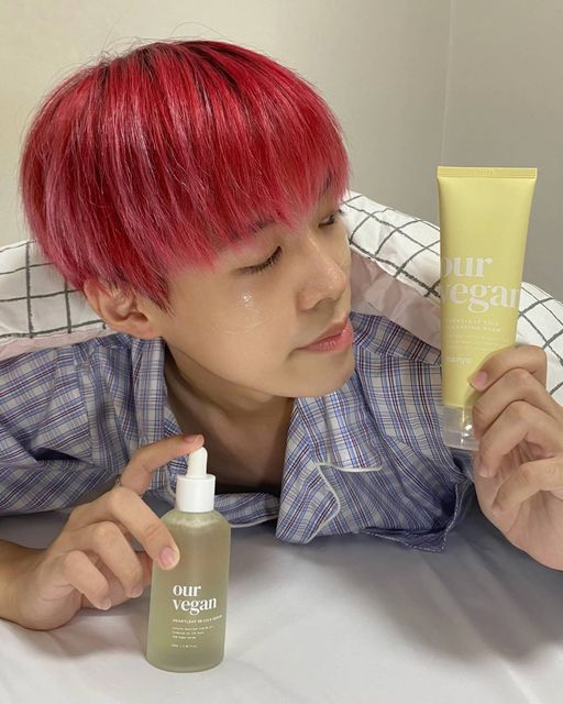 MINU • 강민우 on Instagram: "#sponsored #협찬 #광고 @manyofactory_official 2주 전에 @manyofactory_official에서 보내주신 제품을 받았어요. 페이셜 클렌저와 세럼을 2주 정도 사용한 결과 피부가 많이 좋아져