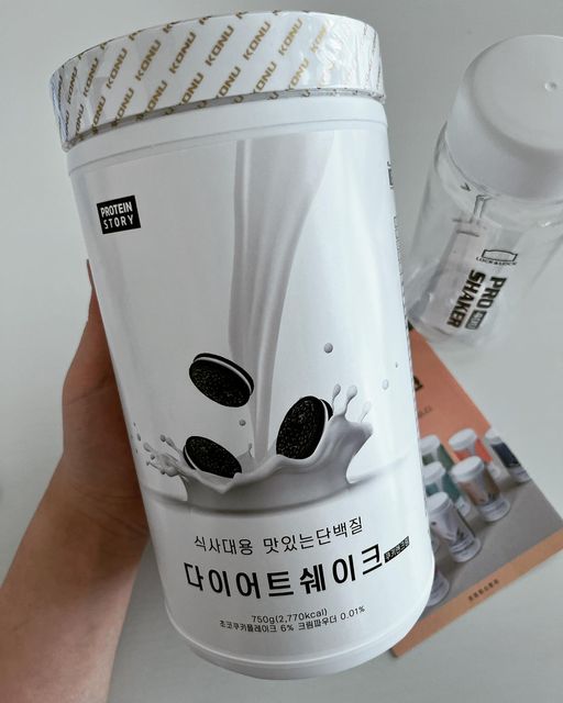 𝑫𝑨𝑺𝑶𝑴 on Instagram: "#협찬 [프로틴스토리] 식사대용 맛있는 단백질 다이어트 쉐이크 프로틴스토리에서 다이어트 쉐이크를 보내주셨어요〰💗 저는 쿠키앤크림 맛을 먹어보았는데요