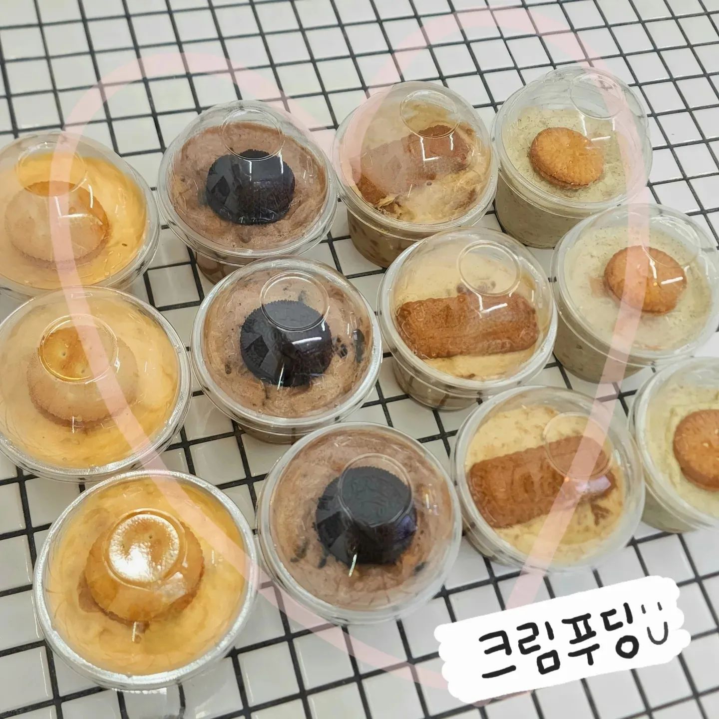 #뿡빵그램 #베이킹그램 #1 #크림푸딩 

안녕하세요 여러분!! 잘지내고계셨나요꒰◍︎⍢︎◍︎꒱۶
너무 오랜만에 피드로 인사드리는 것 같네요ㅜ.ㅜ

최근에 갑자기 많아진 업무때문에 매일 야근에 시달리느라 인스타에는 들어오지도 못해서 답방도, 피드도 아무것도 하지 못하고 있었는데 드디어 큰 일정은 마무리되어서 오랜만에 돌아오게되었어요(⊃｡•́‿•̀｡)⊃

다시 돌아온 기념으로 새로 찾게된 저의 취미를 소개해드리려고 해요🙌🙌 
항상 업무나 사람 때문에 받게되는 스트레스를 저의 단짝 남자친구를 만나 힐링하며 해소하고는 했었는데, 매일 만나고 싶다는 마음은 굴뚝같지만 만날 수 없는 상황이 생기기도 하니까 혼자 힐링할 수 있는 방법을 찾아보게 되었어요!!
고민을 해보다가 문뜩 떠오른건 바로 베이킹 이였어요!!! 
어릴 때 부터 누군가에게 내가 직접 음식을 만들어주고, 내가 만들어준 음식을 누군가가 맛있게 먹어준다는 것에서 행복감을 느꼈던 경험이 있어서 혼자 베이킹을 독학해보게 되었어요ʕ•̀ω•́ʔ✧

사실 유튜브나 인터넷을 참고하면서 만들기 때문에 스스로 레시피를 개발해서 만든건 아니였지만 앞으로 조금씩 공부하면서 저만의 레시피도 찾아보려구요!!!

지금 저만의 목표는 나중에 제가 직접 베이킹한 디저트들을 많은 분들이 드셔보셨으면 좋겠다는 생각에 '디저트카페'를 창업해보고싶은데 가능할지는 잘 모르겠지만...ㅎㅎ 가끔 시간날때마다 베이킹한 후기들을 울님들께도 공유해드리면서 조금씩 준비해보려고 해요ෆ
저만의 레시피를 찾게된다면 울님들께도 공유해드릴게요
앞으로 많은 기대부탁드려요( つ’-’)╮—̳͟͞͞🍞💛