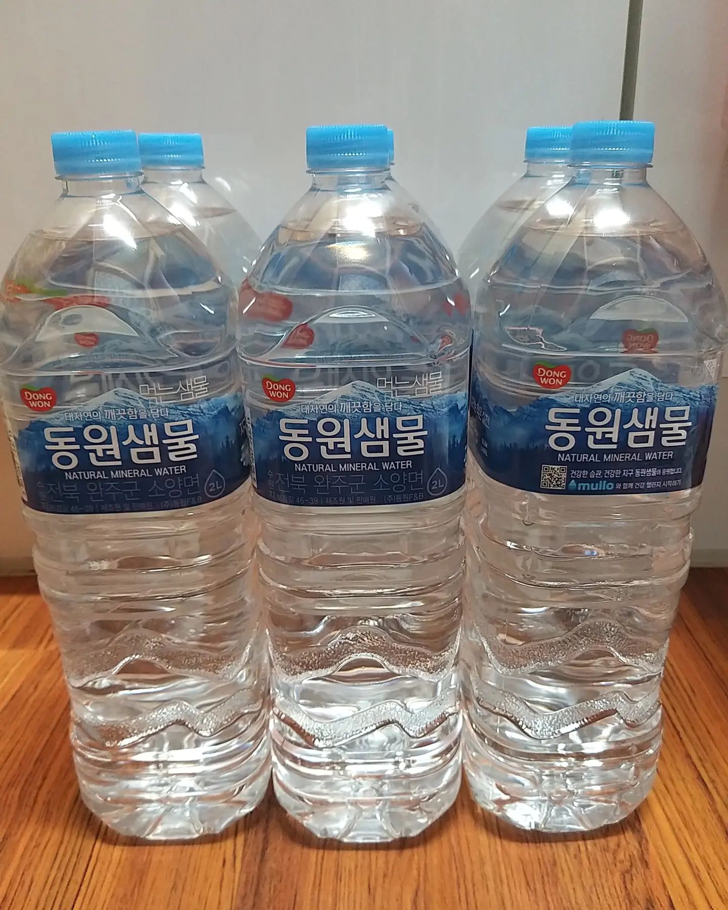 #협찬 동원샘물 생수 
물로 세상을 건강하게 세상에 없던 프레쉬한 챌린지앱 물로 (mullo)
청정 대자연의 깨끗함을 모티브로 하여 반영한 디자인으로 리뉴얼 하였어요 
ECO BOTTLE 기존 동원샘물대비 최대15.8% 플라스틱 공병 중량 절감 
ECO CAP 기존 동원샘물 대비 플라스틱을 줄인 에코캡
SLIM LABEL 기존 동원샘물 대비 라벨 폭을 줄여 플라스틱 절감
EASY GRIP 소비자가 공병을 쉽고 견고하게 잡을 수 있어요 

MULLO 앱 
라벨의 QR을 폰으로 찍으면 ,Mullo APP을 설치할 수 있는 링크가 나타나요 ! 또는 링크로 이동! 물로 앱 링크 ( mullo.kr )

물마시기 (기본 챌린지, 앱 우하단)
지키기 어려운 물마시기를 원터치로 간단하게 참여할 수 있어요 
인증하기를 누르면 하루마신 물의 양을 맞춰 입력할 수 있어요 하루 2L 를 채우게 되면 50point 지급 

챌린지 (월별로 교체되는 월별챌린지,앱 우하단)
음용한 물을 사진과 함께 인증 하루에 앱에서 사용가능한 50point 지급 
인증 하실때마다 동원F&B와 평화의 숲이 함께 숲 조성금 1000원을 적립하여 국내 곳곳의 숲을 가꾸는데 기여합니다

교환소 (앱 좌상단)
적립한 point 로 동원샘물을 구매할 수 있어요
구매 가능한 상품은 계속해서 추가 예정 이에요 
#동원샘물 #리뉴얼 #생수 #생수2L #동원샘물2L #생수추천 #맑은샘물 #미네랄생수 #생수배달 #생수브랜드