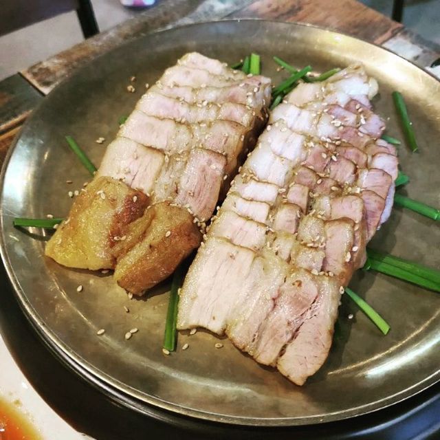 냠냠데이즈의 미식생활🍻 on Instagram: "#호야네보쌈 방문꿀팁👇👇 주말에 왕십리에 볼일있어서 갔다가 좋은기회가 있어 보쌈먹구왔어요! 아무래도 지역맛집인지 동네분들이 짱많았던 ㅋ