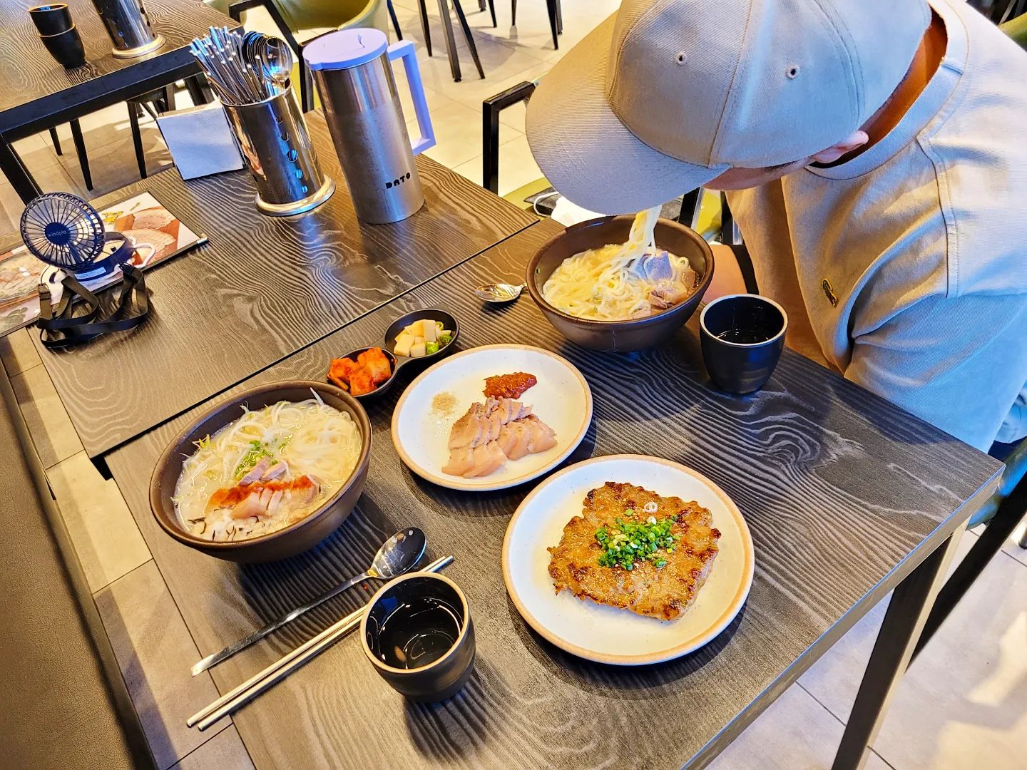#체험단 #제주면장세종청사점 ❤️

안냐쎄여 인님들🙋‍♀️ 

오늘도 어김없이 혼자 맛있는거 먹고 온 찌므니입니당😋 ㅋㅋㅋㅋ

세종사시는 인님들 계신가용?!
드디어 세종에도 제주면장이 생겼다구용!ㅎㅎㅎ
제주도까지 안가도 현지의 맛 쌉가능👍 ㅎㅎㅎㅎ

찜니의 pick은 

🐽 고기국수 정식  13,000원
🐽 제주수육국밥  9,000원
🐽 꺼멍떡갈비  8,000원
🐽 호박식혜  4,000원

여러분 혹시 아직도 제주고기국수 안드셔본 분 안계시죵??!!!👀
국물맛이 설렁탕보다 진하구 담백한게 대존맛이라구용❤️

일단 고기국수정식!!! 
쫄깃한 면과 아삭아삭 숙주, 큼직큼직한 돔베고기 토핑이 푸짐하게 들어있어서 꼭 돈코츠라멘을 먹는 기분이랄까? ㅋㅋㅋㅋㅋ 돈코츠라멘에서 느끼함만 쫘악 뺀 고런느낌~?ㅎㅎㅎㅎㅎ
게다가 돔베고기 수육도 꽤나 많이 나와서 13,000원이란 가격이 정말 혜자같다고 생각했어욤😚

그다음 제주수육국밥은 돔베고기 토핑과 면은 소면으로 한덩이 들어가고 밥이 말아져 나오는데 요거 요거 진짜 엄청 배불러요🔥 
면+밥+고기 다들어가있어서 선택장애 있는분들은 요거 드세욬ㅋㅋㅋㅋㅋ 양도 엄청 푸짐하고 다양하게 맛볼 수 있어서 넘 좋아여😍😍

그리고 꺼멍떡갈비‼️
이거 진짜 맛도리임.... 세상에 자르는데 육즙이 미쳐서 오아 이건 대박이다 했는데, 한입 먹어보니 입안에서 육즙파티 벌어져서 넘 황홀했어여😆 

마지막으로 호박식혜!!
식혜의 물엿같은 단맛이 아닌 호박특유의 달달함이어서 많이 단걸 싫어하시는분들 요거 찰떡입니당👀
후식으로 진짜 완전 제격이예요
찜니는 요거 한박스 쟁여놓고 먹고싶어요😍

#세종맛집 #세종호수공원맛집 #세종제주고기국수 #세종청사맛집 #세종돔베고기 #돔베고기맛집 #고기국수🍜 #세종청사맛집 
#후식도냠냠 #호박식혜🎃 
#맛집스타그램 #먹방스타그램 
#먹팔러환영 #먹팔하면맞팔 
#선팔하면맞팔가요