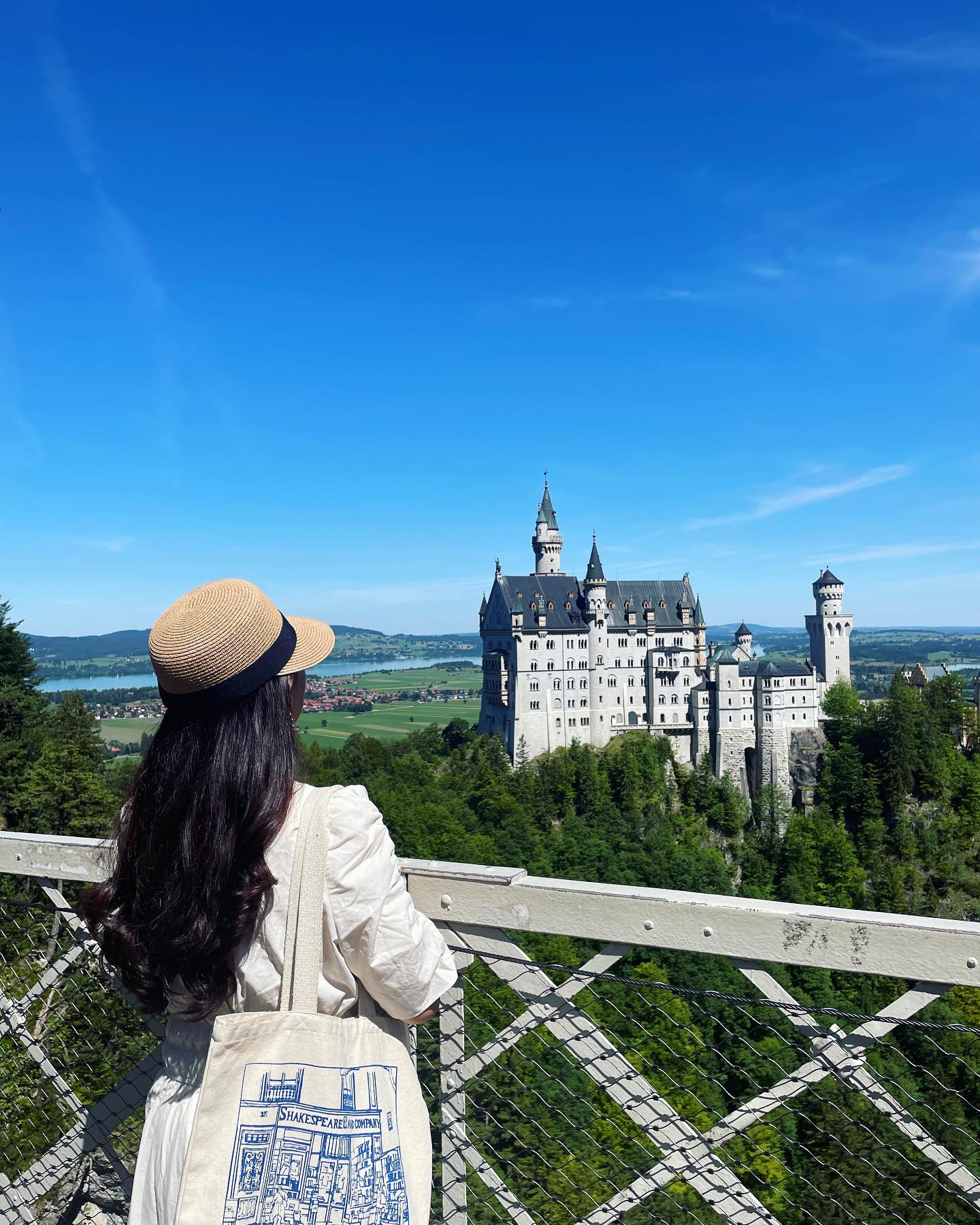 🇩🇪
독일여행에서 너무너무 좋았던 곳❤️
디즈니성의 모티브라는 #노이슈반슈타인성🏰
기차타고 버스타고 가는 길이 쉽지 않았지만
운 좋게 타이밍 잘 맞춰가서 기다리지도 않고 
바로 입장해서 여유롭게 사진도 찍고 영상도 찍고 
완전 대만족🙌 
사진으로 볼 때도 멋졌는데 실제로 봐야함❗️
진짜 말이 안 나올 정도로 너무너무 예쁜 곳❣️
포토스팟📸인 마리엔다리 공사중이라 가을에
다시 오픈한다고 했는데 마침 우리가 간 날은
입장이 가능했고 날씨까지 완벽한 럭키데이🍀🤞

📍노이슈반슈타인 성 Schloss Neuschwanstein