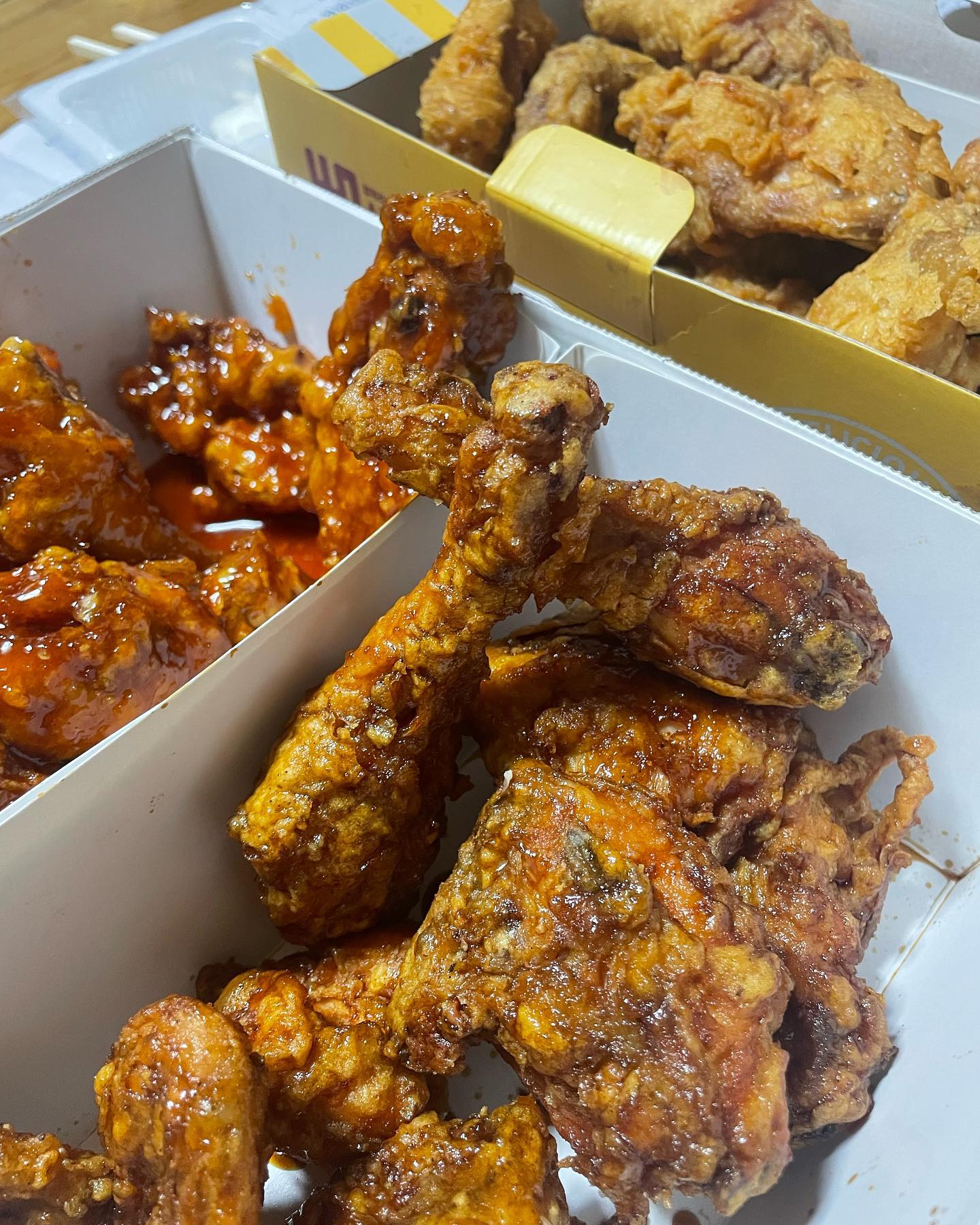 치킨 네마리 실화야..?
두마리치킨 vs 진짜 두마리

ㅋㅋㅋㅋ 네... 오랜만에 본가에 갔어요~ㅎㅎ 가서 갱얼쥐랑 신나게 놀고
#치킨 이 먹고싶어서 치킨을 시켰습니당. 
전 간장 양념 이렇게 두마리 세트를 시켰고, 포장을 했죠 ㅎㅎ
엄마는.. 어제부터 제가 치킨타령을 해서 후라이드한마리 양념한마리 이렇게 두마리를..... 배달....

졸지에 치킨이 네마리가 🥲🥲

사진을 잘 찍었어야됐는뎅;; 먹기바빠서 대충... 비교샷 생각을 못했어용,,

일단! 비교를 말씀드리면
📌 닭다리 : 사이즈는 큰 차이가 없었어용!
📌 양 : 양.. 확실히 세트보다는 각 1마리씩이 살도그렇고 양이 많네여...
뻑뻑살을 좋아하는 저는 열심히 세트에서 찾았지만.. 튀김옷이 있는 얇은 살밖에... 한마리에는 뻑뻑살이 한가득 있다라구여 ㅎㅎㅎㅎㅎ 

가격차이가 이래서 났던거군용 ㅎㅎ
📌후라이드+양념 두마리세트 = 22000
(전 간장+양념이라 24000)
📌후라이드1마리 + 양념1마리 = 36000

같은 두마리지만 차이는있었다!!

인친님들 세트랑 두마리랑 차이점 알고 계셨나요?! 사장님들은.. 똑같다고는 말씀하셨지만... 아닌걸로...
물론!! 정말 똑같은곳도 있겠죠?
제가 먹었던 곳은 아닌걸로... ㅎㅎ

#두마리세트와진짜두마리 궁금증 해결