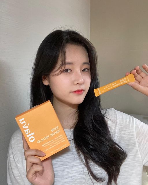 김은교 on Instagram: "#협찬 #뉴트리커먼 내 다이어트의 한줄기 빛 오라뷰.. 🧡 차전자피 5,500mg, 가르시니아 750mg로 초초초고함량 !! 이지컷 스틱포여서 들고 다니기도 너무 편하고, 환타입이라