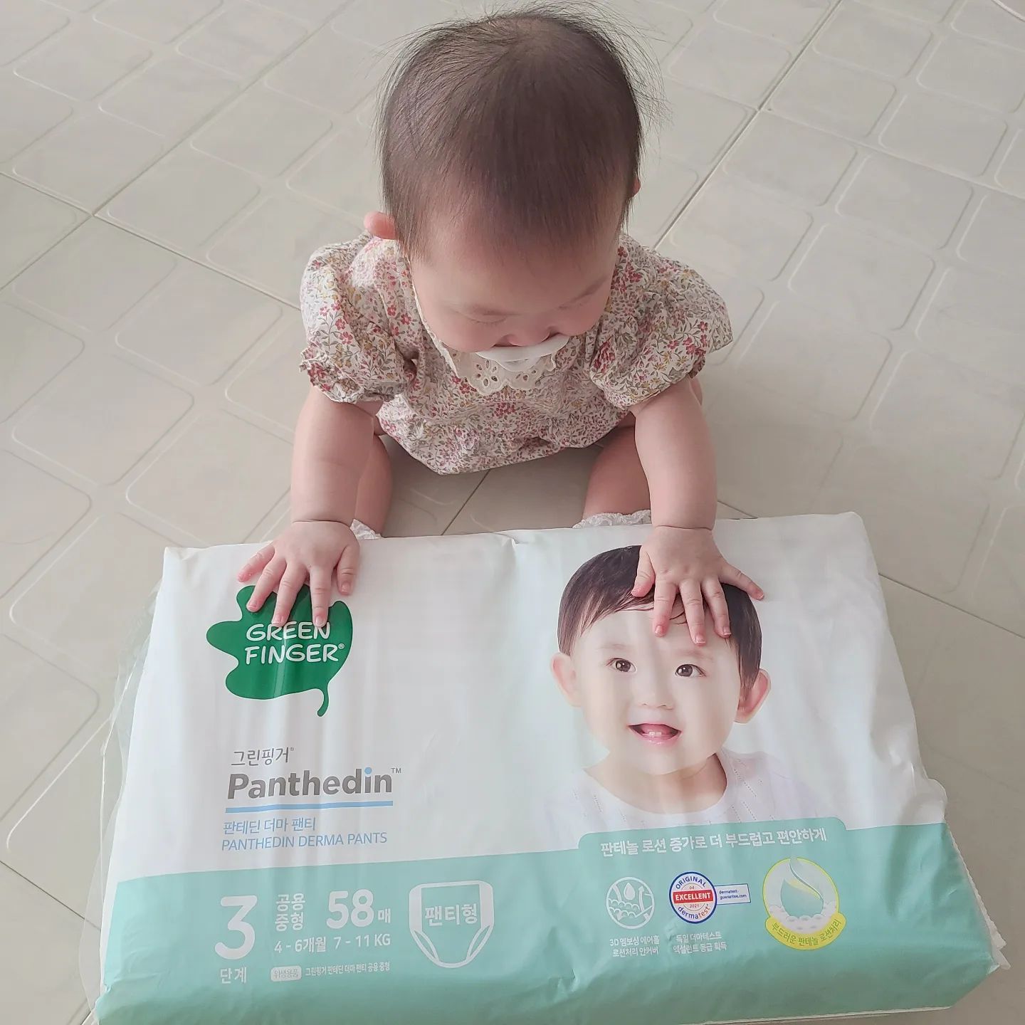 #협찬
⠀
우리 뀨뀨공주의 두번째 팬티기저귀로 픽한
판데딘 더마 그린핑거 팬티형 기저귀ᦂ
⠀
하기스의 기술력+그린핑거의 부드러움을
더한 팬티기저귀라 그런지 보들보들 너무 좋아요!
⠀
피부 장벽 강화에 도움을 주는
판테놀 로션 함유량이 1.5배 증가해
더 부드러워짐은 물론
숨쉬는 3D 엠보싱 에어홀 안커버로
장시간 착용해도 상쾌함 뿜뿜ᦂ
⠀
거기다 흡수력이 어찌나 좋은지
쉬야 양이 많거나 아기가 격하게
움직여도 새지도 않고 보송보송해 최고최고👍🏻
⠀
원터치 매직테이프와 소변알림줄로
입고 벗기기 쉽고 교체시기를 쉽게 확인 할 수 있어
초보맘들에게 너무 너무 좋다는 점 !!
⠀
⠀
⛧독일 더마테스트 EXCELLENT 획득
⛧FSC 인증 친자연 펄프
⛧사이즈별 다양하고 귀여운 디자인
⠀
⠀
ᴛʜᴀɴᴋs ᴛᴏ greenfinger.official
⠀
⠀
⠀
⠀
#부드러운기저귀 #저자극기저귀 #더마기저귀 #팬티형기저귀 #아기기저귀추천 #그린핑거판테딘기저귀 #그린핑거기저귀 #판테딘더마기저귀 #더마기저귀신생아기저귀 #기저귀 #팬티형기저귀 #밤기저귀 #밴드기저귀 #신생아기저귀 #팬티기저귀 #기저귀추천 #아기기저귀 #매직테이프 #통기성좋은기저귀 #피부장벽강화기저귀