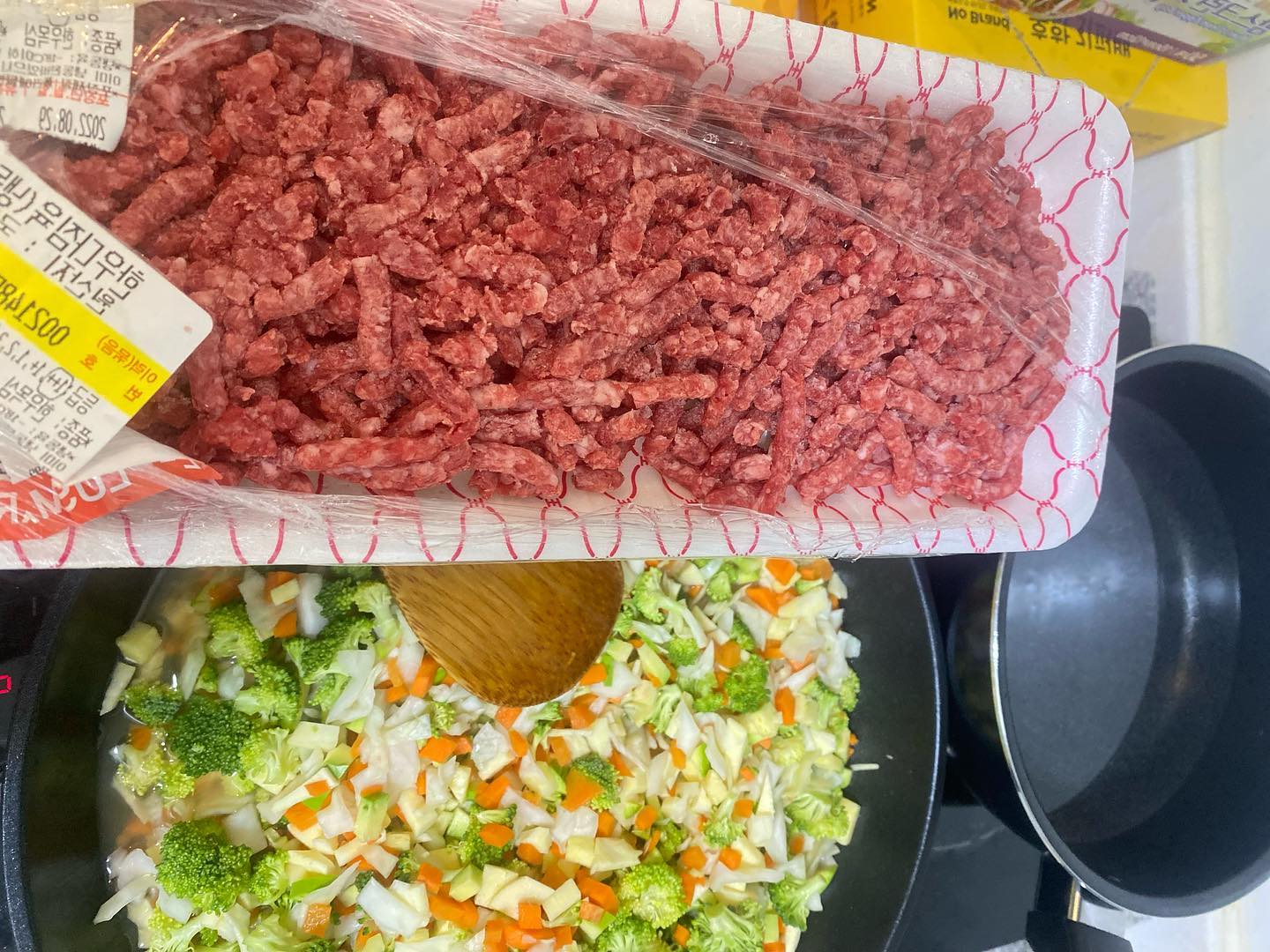 엄마표 맘마 간식😋
일마치고 시작된 화식 만들기!
요즘 애들 음식 만들기 재밌넹
만들면서 공부도 되고 펫푸드 자격증을…🤔🤔 
애들때문에 관리사와 훈련사자격증을 따고 훈련사가 되고 정말 너희는 나의 인생의 일부구나 🤣🤣

#강아지 #dog #견스타그램 #펫스타그램 #인스타독 #댕댕이 #멍멍이 #daily #doglife #dogstagrame #puppy #멍팔 #댕팔 #소통 #강아지협찬 #멍팔환영 #파양견 #사지말고입양하세요 #좋아요 #좋아요반사 #좋아요반사댓글 #포메 #비숑 #푸들 #스피츠 #견주소통 #맞팔#petstagram