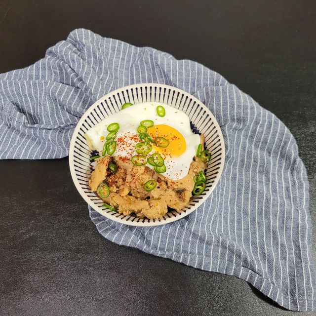 송송 on Instagram: "#광고 단짠단짠 고추간장소스와 닭가슴살이 만나 부드럽고 가볍게 즐길 수 있는 술안주에요. 사실 술안주 뿐만 아니라 밥반찬으로도 아주 구뜨!! 그냥 냉동실에서 꺼내 전