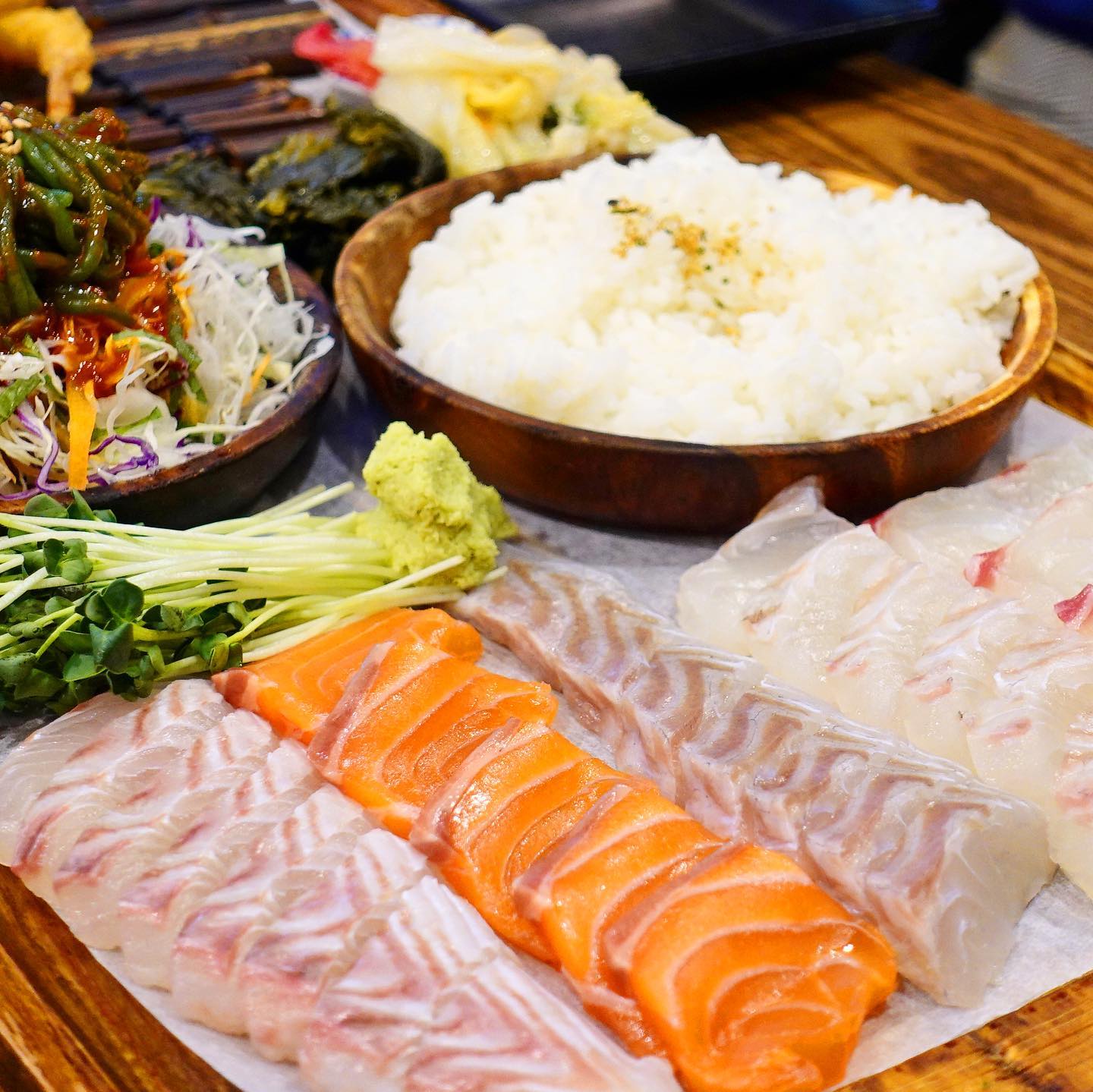 #협찬 #네모횟집

웨이팅 있는 집은 맛집인 거 아시죠?
평일에도 줄 서서 먹는 구파발횟집 네모횟집
위치는 은평롯데몰 근처 은평성모병원 건너편이구요
매일 인천연안부두에서 신선한 횟감을 떼어와서
당일숙성해서 만드는 세미숙성회가 메인메뉴예요

저희는 모듬회 小자를 주문했는데
바지락탕에 초밥밥에 튀김 야채곤약무침에
백김치에 갓절임까지 이렇게 퍼주셔도 되나요?

이날 회 종류는 광어와 도미 농어 연어가 나왔구요
회는 숙성회와 활어회의 중간 느낌으로
식감이 너무 무르지 않으면서도
숙성회의 감칠맛은 그대로 느낄 수 있어서
너무 맛있었어요! ㅠㅠ

이 안주에 술을 안 마실 수가 없어서 하이볼도 한잔!
줄 서서 먹는 식당은 역시 맛이 없을 수가 없어요👏🏻👏🏻👏🏻

#은평구회식 #은평회식 #은평구횟집 #은평구맛집 #은평구핫플 #은평구데이트 #은평구회맛집 #진관동맛집 #구파발역맛집 #구파발역횟집 #구파발횟집 #구파발맛집 #구파발데이트 #진관동횟집 #은평구분위기 #은평진관맛집 #은평구가볼만한곳 #은평구맛집추천