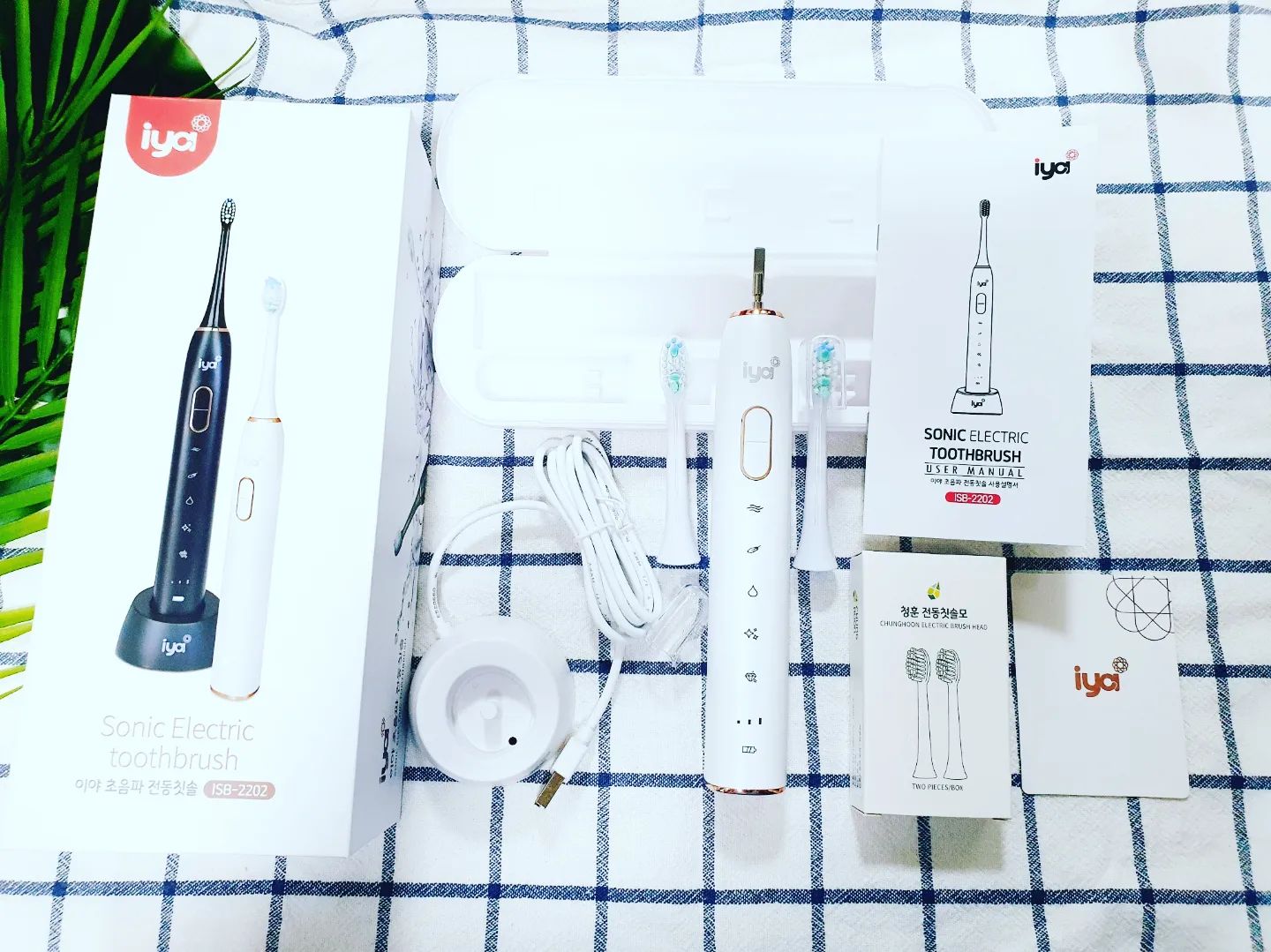 #협찬#광고
#이야전동칫솔
#음파전동칫솔
⠀
양치하기 팔아프고 귀찮을때
#이야초음파전동칫솔 초고속으로 양치 끝내기 ㅋㅋㅋㅋ
⠀
부드러운 진동부터 강한 진동까지
3단계 강도 조절이 가능해서
전동칫솔이 처음인 사람부터
너무 약해서 별루야~ 했던 사람들까지
모두에게 추천하고 싶은 전동칫솔이다!
⠀
음파진동으로 공기방물과 물줄기로
깊숙한 플라그까지 제거를 도와주고
5가지 클리닝 모드로
나의 구강 상태에 따라 맞춤케어가 가능하니
정말 강추 강추!👍👍
⠀
30초 알림으로 양치 부위를 바꿔가며
균형있는 양치가 가능하고,
2분 후 자동 off 되어 과도한 사용을 막아
치아, 잇몸 보호까지 하는
센스있는 이야전동칫솔!🦷
⠀
한번 완충시 최대 40일까지 사용가능하고,
고급케이즈까지 있으니
휴대용으로 사용하기에도 딱좋다!
⠀
IPX7 등급으로 완전 생활 방수가능하니
흐르는 물에 세척도 가능하고
부족함없는 전동칫솔 #ISB202#전동칫솔
⠀
#초음파전동칫솔#교정전동칫솔
#휴대용전동칫솔추천#치석미백전동칫솔
#이야초음파전동칫솔#플라그제거
