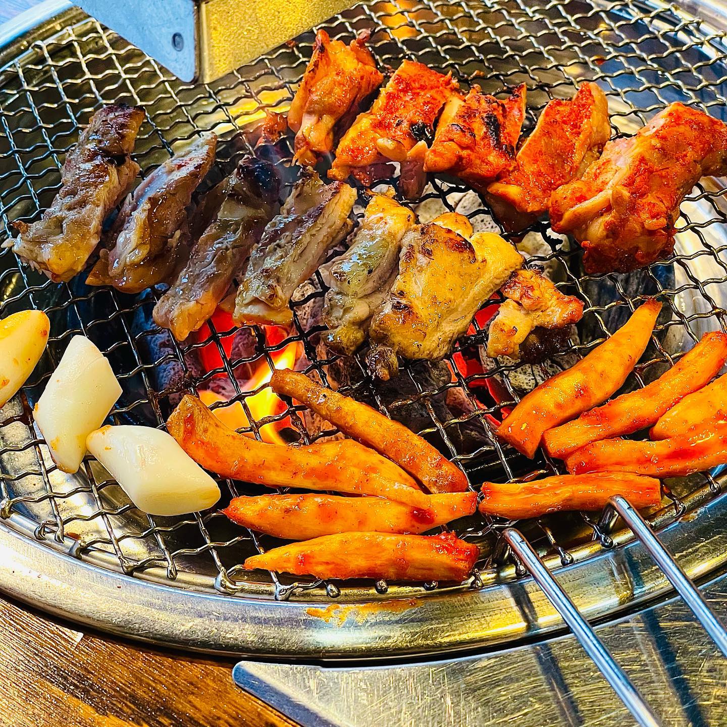 #협찬 🐷우리지금만나 닭갈비숯불전문점

닭갈비를 주문하면 더덕구이도 함께주는 곳이 있다구요?!🙆🏻‍♀️

저는 철판에 채소 가득 볶는 닭갈비도 좋아하지만
사실은 숯불에 구운 직화 닭갈비를 더욱 좋아한답니당
요즘에야 직화 닭갈비집이 많지만
저는 백석맛집인 '우리지금만나 닭갈비숯불전문점'에 다녀왔어용🤭

'우리지금만나'에서는 닭갈비를 주문하면 더덕 구이도 같이 나온답니다
저희는 양념과 간장 반반으로 주문해보았어요😉

우선 고기가 너무 야들야들하고 신선해요!!
닭 누린내나 비린맛 전혀없구 딱 구웠을때 부드럽게 잘립니다
간혹 양념으로 그 오래된 맛을 감추는 곳들이 있는데
여기 양념은 두껍지 않다해야할까요
양념이 과하지않고 딱 그 고기에 맛을 입히는 정도에요
그래서 간도 적당하고 더 믿을 수 있는거있죠😉

간장은 살짝 소금구이같이 담백한 느낌이라면
양념은 칼칼한데 맵지는 않는 아이들도 먹기좋은 느낌이었어용
개인적으로 양념이 더 제취저😊

꼬기에 쌈채소가득해서 더덕구이랑 먹으면 맛나더라구요
저 평소에도 더덕은 좋아하는데 닭갈비랑 먹어본적은 없었거든요
오...근데 부드러운 닭 식감 사이에 아삭하고 잘 구워져서 쓴맛없는 더덕 조합
너무 잘어울려서 저 진짜 놀랐다구요😳

그리고 기본찬으로 계란찜 나오는데
다들아시죠!!저런 폭탄 계란찜 겉은 꼬숩고 안은 부들해서 맛난거
진짜 간도 적당하고 채소다진것도 가득해서 중간중간 퍼먹기 좋았어용😋

거기다 후식으로 빠질 수 없는 막국수!!
저희는 비빔으로 주문했어용
막국수에는 김가루와 노란 삶은 달걀이 올라가요
싹싹비비고 같이 주신 냉육수 살짝 부어서 촉촉하게 먹어주었어요
그 위에 닭갈비 올려먹음 맛도리 최고조합인거 다들 아시죠😘

근데 저희 분명 하나시켰거든요....?양이 진짜 어마무시합니다
둘이 하나 노나먹는데 다 못먹었네요🤣

이번에 첨 숯불닭갈비 먹은 친구가 넘 맛나다고 막 칭찬하는거있죠?!
저도 전에는 늘 가평에서 먹었는데 집근처에 맛집알아뒀으니 
멀리갈 필요 없어 넘 좋더라구요😊

일산러분들 중에도 숯불 닭갈비 좋아하거나 안드셔보신분들!!
멀리가실 생각마시고 '우리지금만나 닭갈비숯불전문점'으로 꼬우💛

#맛기록 #맛집 #닭갈비 #외식 #숯불닭갈비 #맛스타그램 #먹스타그램 #백석동맛집 #일산닭갈비 #일산백석맛집 #일산맛집 #백석맛집 #일산맛집추천 #백석닭갈비 #마두역맛집 #백석역맛집 #일산숯불닭갈비 #백석동숯불닭갈비 #고양시맛집 #고양시닭갈비 #백석동고기 #우리지금만나닭갈비숯불전문점 #숯불닭갈비맛집 #닭갈비맛집 #외식메뉴 #메뉴 #메뉴추천 #맛집추천