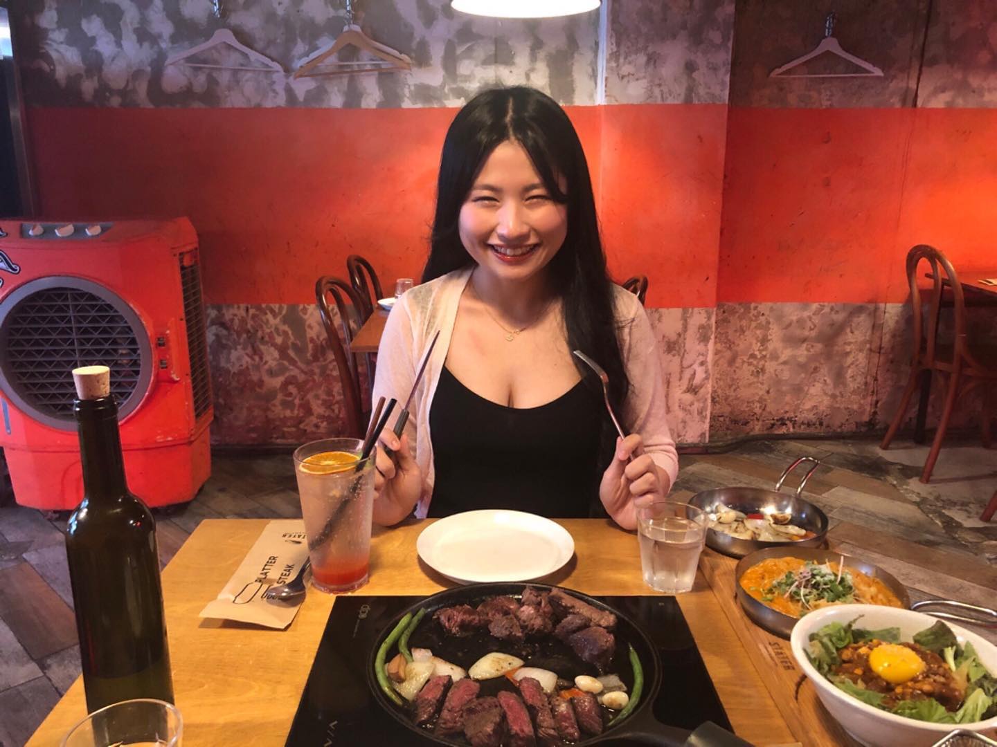 #협찬 #스테이터

즐거운 월요일 보내셨나요?❣️
저는 친구와 🥩스테이터🥩에서 칼질하고 왔어요⚔️

스테이크와 함께 육회 비빔밥과 파스타, 야채구이 등 다양한 메뉴를 한 번에 먹을 수 있어서 
강남에 갈 때마다 종종 갔던 곳인데요,
코로나 이후에 처음 가는거라 무척 반가웠어요😆
여전히 모든 플래터가 너무 맛있었던…🥺
전 사실 소식가라 입이 좀 짧은 편이라서 
이렇게 다양한 메뉴를 즐길 수 있는 곳이 너무 좋더라고요🥩🍝🍟🥬
(스테이터에서는 스테이크 주문 시 4종 플레터가 제공돼요!)

특히 함께 나오는 야채들…
이건 꼭 혼내줘야해요!
불맛나게 구우신건지 너무 맛있어요😇
친구가 구운 양파랑 구운 마늘을 안먹어서 제가 대신 혼쭐 내줬답니다😚
이게 바로 누이 좋고 매부 좋고😌✨

레어로 구워주시고 기호대로 더 익혀 먹을 수 있는 시스템도 마음에 드는 점 중 하나인데요,
전 소고기는 바짝익히면 질겨지는 게 싫어서 좀 덜익었을 때 먹는 걸 좋아하는데
친구는 핏물 보이면 안먹어서 서로 원하는 만큼 익혀먹었어요😚

전 친구들이랑 자주 오는 편인데, 인테리어도 캐주얼하고 테이블도 넓직해서 소개팅이나 데이트 하러 오시기도 좋을 것 같아요😆

아…잠시만요…눈물 좀 닦고…😂
…😇

다양한 플래터와 함께 칼질하러🔪🥩스테이터에 방문해보시는 건 어떨까요✨

🥩상호명 : 스테이터 강남본점(stater_steak)
🥩위치 : 서울 강남구 봉은사로4길 29 1층