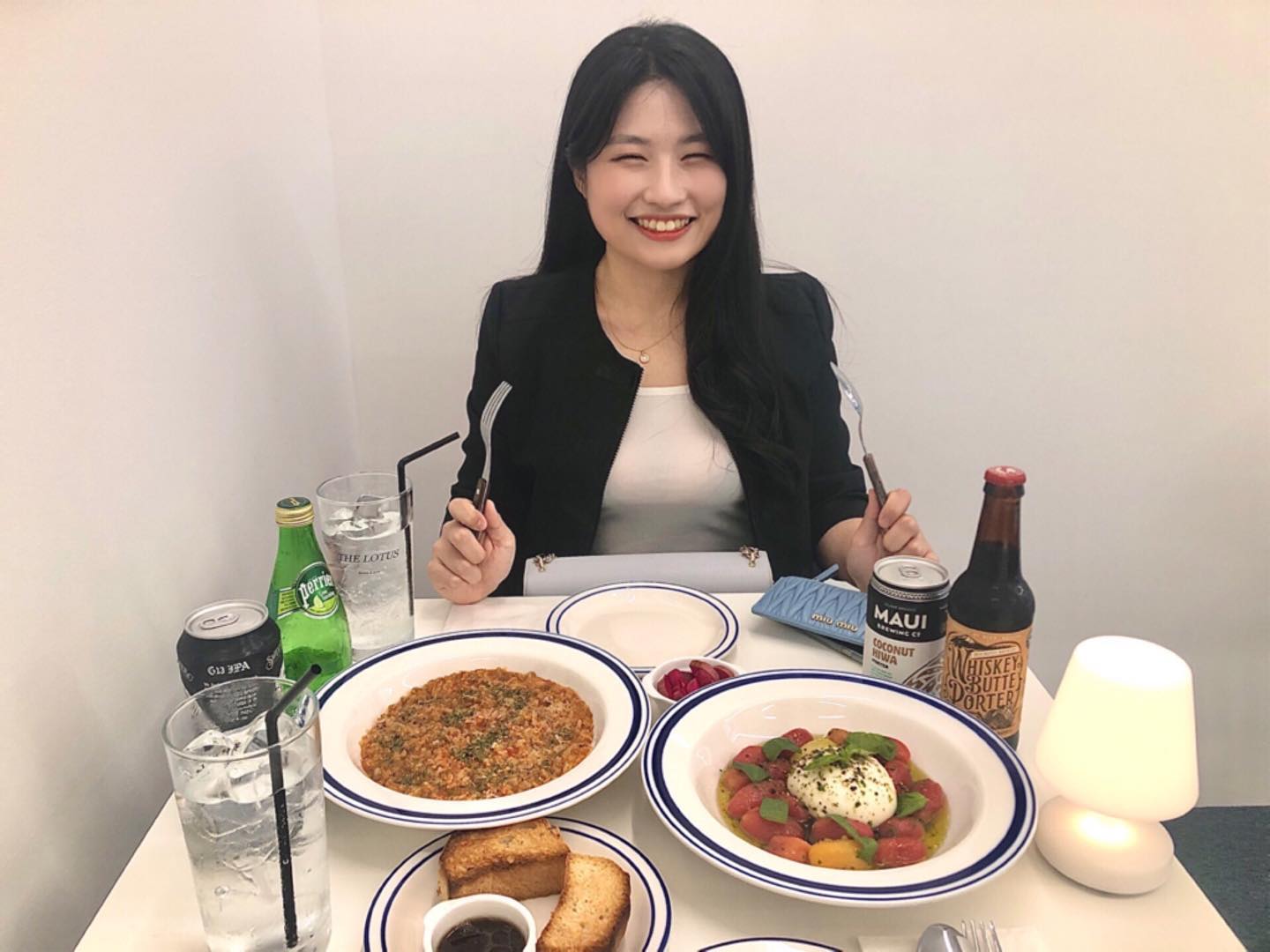 #협찬 #더로투스

지난 주말에 뚜벅뚜벅 축제에 갔다왔는데요☺️
근처에 새로 오픈한 브런치 카페가 있다고해서 친구와 함께 다녀왔어요✨😚

외부에서부터 느껴지는 모던하면서도 감성적인 느낌🤍
오픈 주방이라 요리하는 게 바로 보이는 것도,
하얀 벽면에 귀여운 액자들도,
화장실이 깔끔한 것도 너무 마음에 들었어요😌✨
특히 흰색 바탕에 하늘색 포인트가 인스타 감성 뿜뿜이었던…💙

메뉴들도 마음에 들었는데요,
리조또와 카프레제 샐러드를 주문했는데 맛도 맛이지만 비주얼이 너무 먹음직스러웠어요😋
모짜렐라랑 토마토가 다 동글동글해서 귀여워💕
기본으로 제공되는 식전빵을 샐러드와 함께 먹으니까 더 맛있더라고요👍🏻
아직 오픈한지 얼마 되지 않아 메뉴가 픽스되진 않았다고 하시지만, 
카프레제 셀러드는 꼭 드셔보시길 추천드려요😊

더로투스에서는 다양한 와인과 세계맥주를 즐길 수 있다고 해서 흑맥주를 여러 개 추천받았어요🍻
위스키향, 대마향, 코코넛향 등 독특한 향의 맥주가 많아서 신기하더라고요✨
술 좋아하는 친구와 오면 너무 즐거워할 것 같은…😌

신사동에서 뭘 먹을지 고민이시라면 
분위기도 맛도 좋은 더로투스에 가보시는 걸 추천드려요❣️

🌿상호명 : 더로투스(_the__lotus )
🍅위치 : 서울 강남구 신사동 570-2 1층
🍻영업시간 : 11:00-23:00