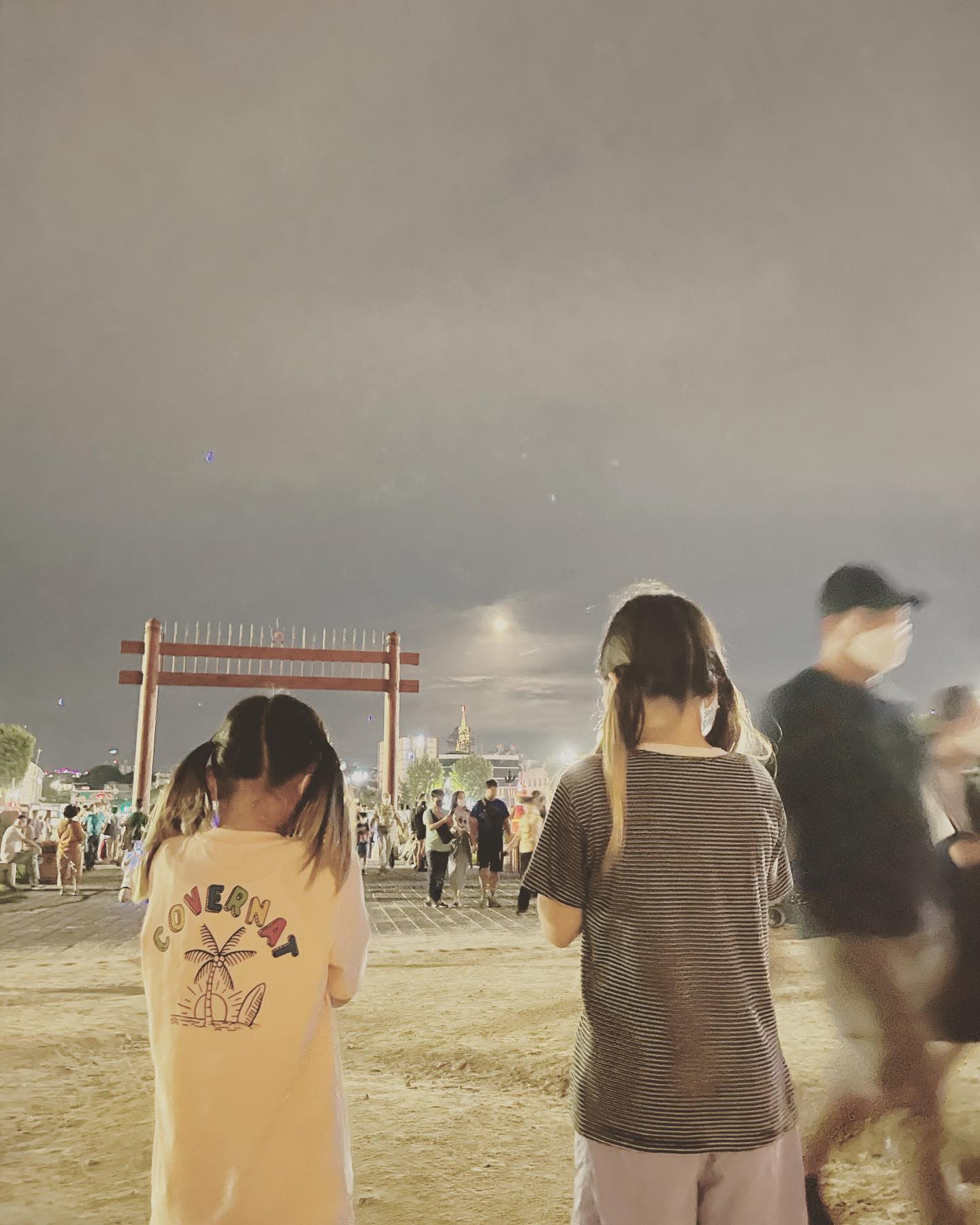비나이다 비나이다

지난 추석때 화성행궁 앞에서
소원을 비는 두 아이
너무 간절히 빌어서
무슨 소원을 비셨을까 궁금하네요
어떤 소원일지 모르겠지만 
꼭 이루어지길
(혹시 캠핑가자고 소원을…??)

그리고 두 아이 소원에 덧붙여..
저는 이번 자격증 시험에 
떨어지지 않고 한번에 붙길 
비나이다 비나이다 

#보름달소원빌기 
#수원화성행궁 #야간개장 
#간절해보이는뒷모습
#한울도서관 
#도서관공부중 
#위산기실기 #합격하자