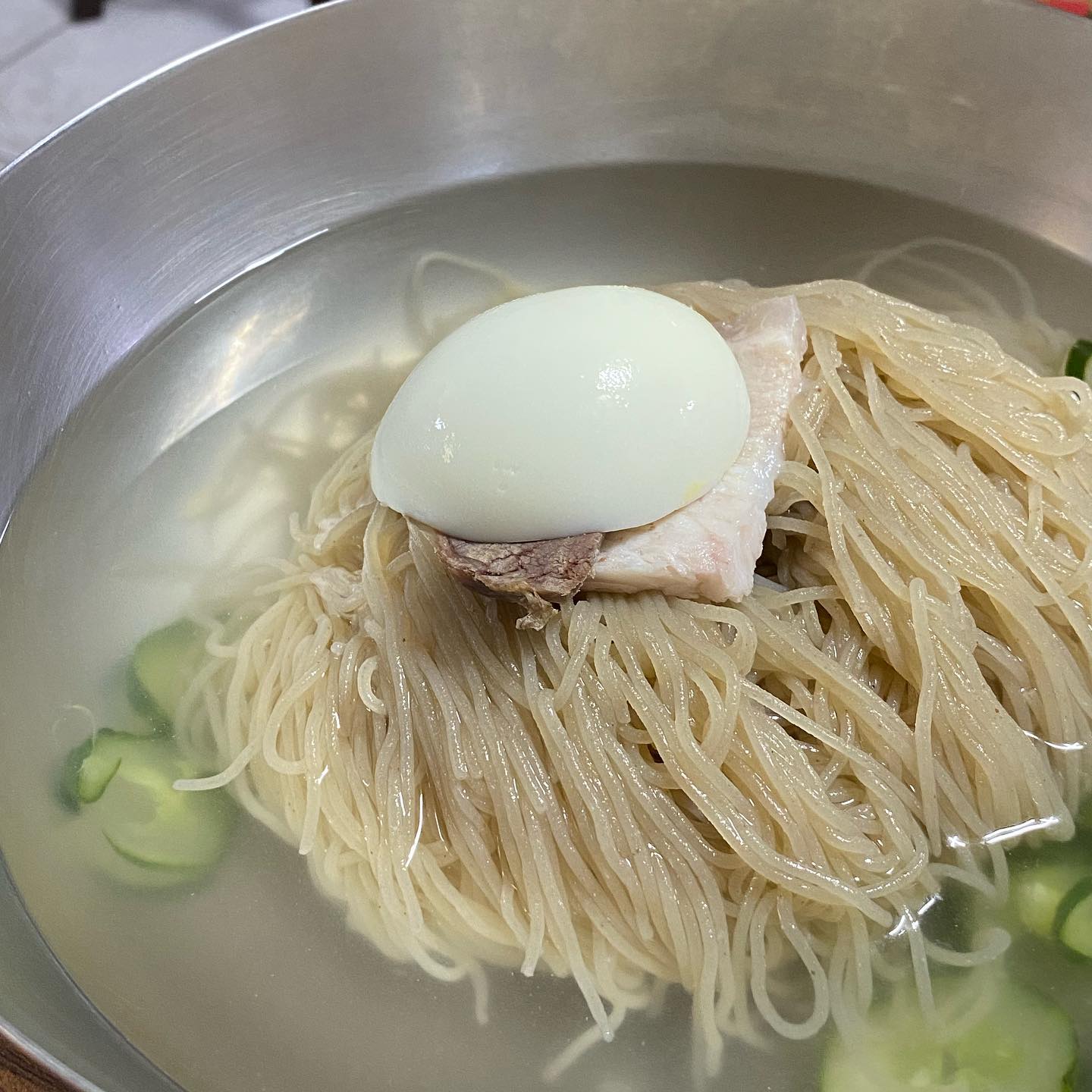 평냉매니아로서
육수 본연의 맛이 나는 밍밍한 느낌을 좋아하는데(슴슴러)
요즘 평냉 육수를 먹다보면 점점 짜게 느껴지는 경우가 많다..
 
주변 평냉러들도 비슷한 생각을 갖는 중
 
이때 먹박사 권이 알려준 꿀팁
간이 안된 육수를 추가하면 된다는 아주 간단한 방법..!
 
요즘 신사에서 아주 가깝고 맛도 좋은 노포 평양면옥
간이 된 육수+간 안된 육수 반반씩 섞어먹으니 딱 좋은 맛이다!
 
때깔 고운 불고기도 너무 부드럽고 맛있었고, 직접 손으로 빚은 이북식 만두도 일품이다.
 
평양냉면 14,000원
불고기1인 38,000원 (2인부터)
접시만두 14,000원
접시만두반 8,000원
 
평양면옥
서울 강남구 논현로150길 6
연중무휴 11:00-21:30
3대에 걸친 이북식 평양냉면 전문점
 
#도순이의맛집
#도순이의맛집_신사
