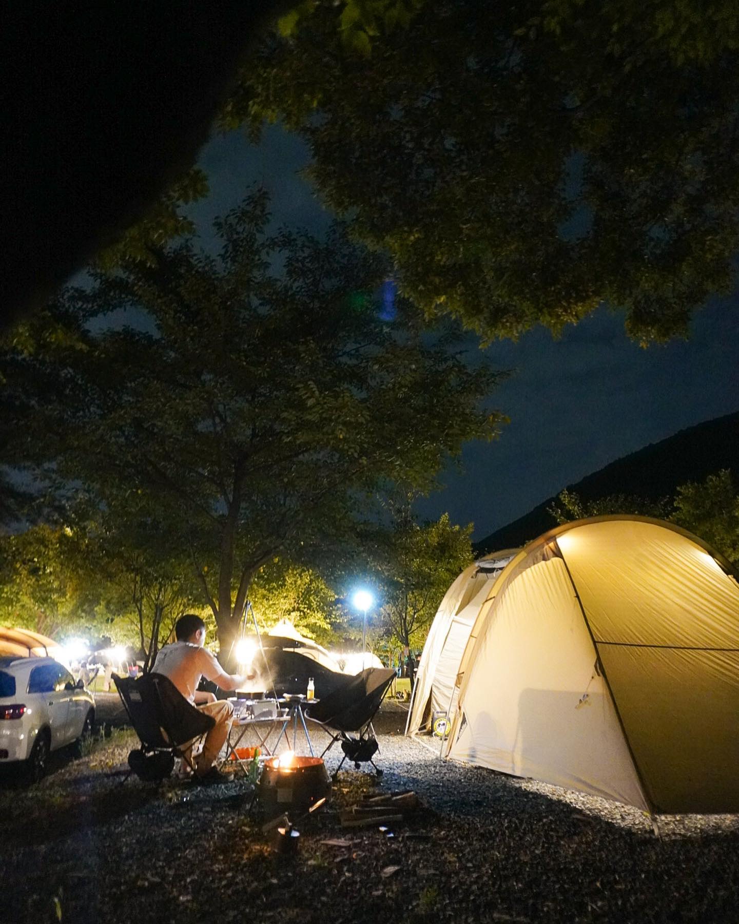 퇴근박은 힘들다😂
후다닥 퇴근하고 후다닥 피칭하고
불피우고 고기굽고
바쁘다바빠 캠핑사회

그래도, 멋진 캠핑의 밤✨✨

다욧중인 남편 대선소주는
무가당이라 괜찮다며
한병 클리어🤪