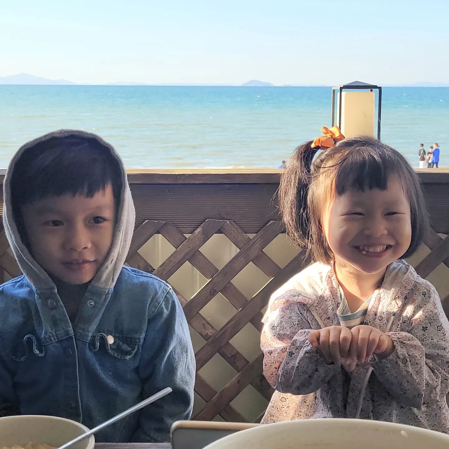 -
다 큰 애처럼 나온 하민이랑
3살 아니고 2살처럼 보이는 민하랑🥰
오늘 하루 알차게 놀았다
"엄마 너무 예뻐! 이런 세상이 있다니!"라고
넘나 해맑게 큰 목소리로 얘기해서
옆테이블 한 번 웃음 드리고 ^_^ 
왜그래 애들아 자주 오잖아.....우리 매주 나가쟈냐🤷🏻‍♀️
날씨도 좋고
나도 신발 벗고 애들이랑 나잡아봐라 하면서 놀았던
우리의 가을🌼🌿🏖🏝
행복하댜 행복해 둘 낳길 잘해찌.... 💓