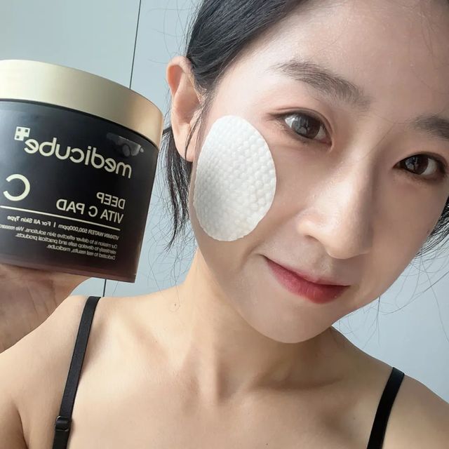 스텔라 | Miseon Lim on Instagram: "협찬 입니다 메디큐브딥비타씨패드🖤 패드 한 장으로 기미, 잡티, 피부톤 관리를 손쉽게 끝낼 수 있는 제품이 있어요 비타민 워터가 500,000ppm이나 들어가 있어