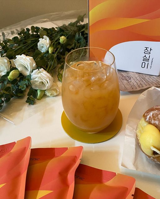 Selena Nam on Instagram: "#협찬 #셀레나의_리뷰 🍊 장이튼튼!! 식이섬유 음료 장실이로 관리해봐요😆 레드자몽&레몬&오렌지를 믹스한 트리플 후르츠 맛의 장실이는 특허받은 장실이만의 셀룰로