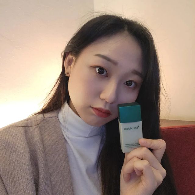 신규연 on Instagram: "진정으로 유명한 메디큐브 시카라인 전부 너무 잘 써서 이번 기회에 톤업크림도 써보게 됐는데 촉촉하고 매끈하게 발리는게 민감한 저에게 딱 맞춘 제품 느낌이 들어요!