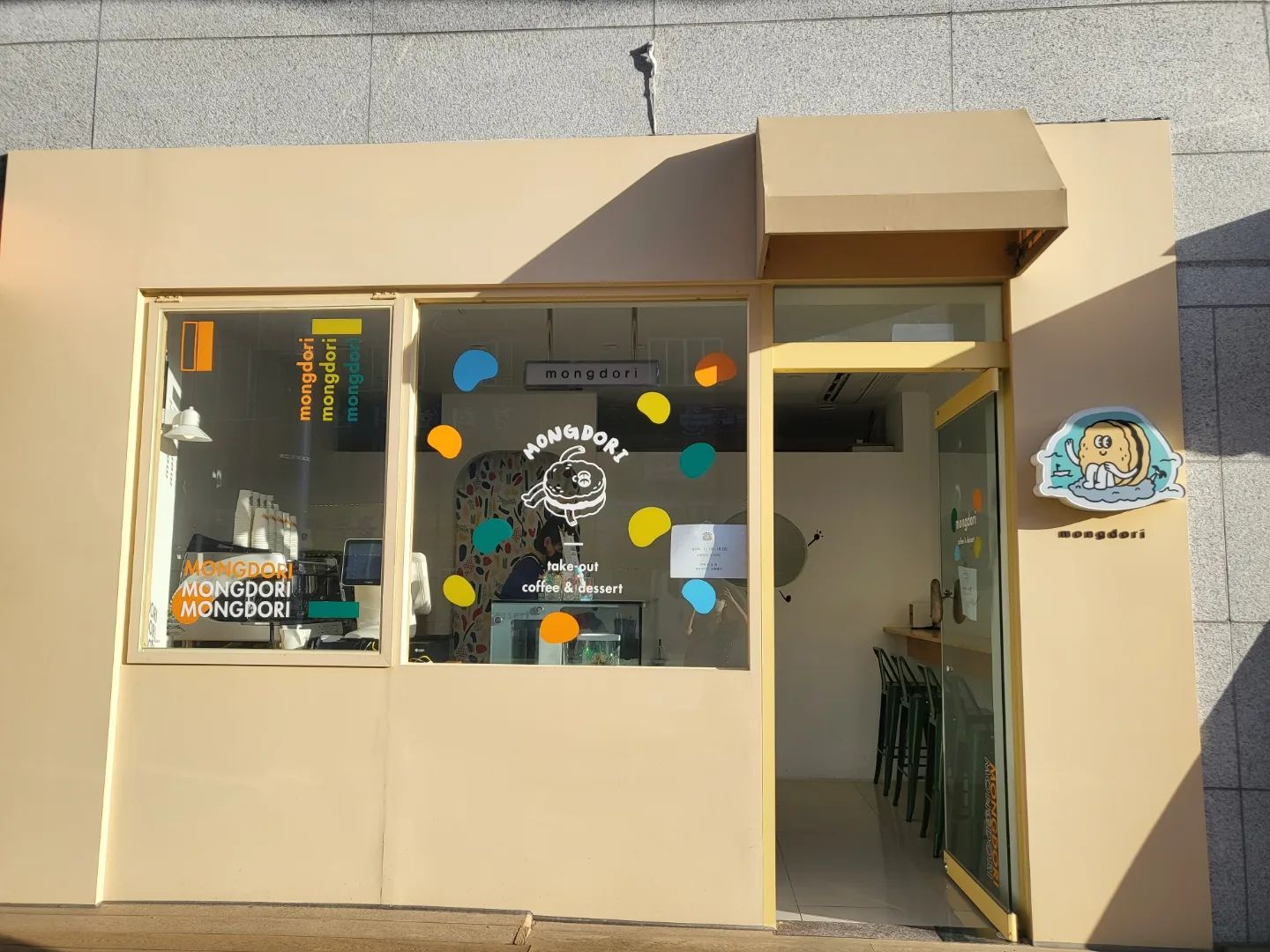 #인스타체험단 #협찬

#울산다쿠아즈맛집 #몽도리
평소 다쿠아즈를 좋아했었는데 몽도리에 다쿠아즈 4종을 맛보았어요~
훠어어얼씬 더 많은 종류가 있었는데 젤루 맛있어보는 것으로 픽!!

황 치즈, 마약 옥수수, 돼지바, 소금 바닐라 4개를 먹어봤는데 
퐁신한 식감과 더불어 안에 있는 필링이 4개 다 너무 맛있어서 순삭 ㅎㅎ

저의 원픽은 돼지바!! 겉에 크런치랑 바닐라 맛 필링이 너무 잘 어우러져 계속 생각나는 맛
친구의 원픽은 마약 옥수수~ 필링 안에 진짜 옥수수가 있어서 씹는 식감이 GOOD!!

다쿠아즈 뿐만 아니라 커피랑 쿠키도 있으니 가서 먹어보는 거 추천합니다. 디저트 맛집!

위치: 울산 북구 정자동 174-1 1층

#울산카페 #울산북구카페 #울산디저트 #울산다쿠아즈 #울산마카롱 #강동몽돌해변 #울산답례품 #몽도리 #울산관광지 #울산명소 #울산필수코스 #울산디저트카페 #울산핫플 #울산데이트 #여자친구선물 #울산드라이브 #다쿠아즈 #울산정자카페 #울산디저트카페