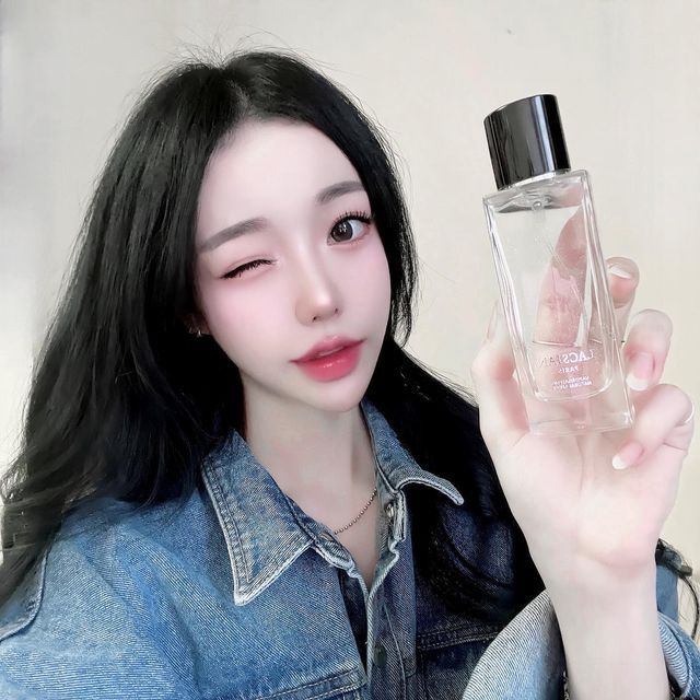 새 롬 on Instagram: "#협찬 𝖷 @lacsian ⠀ ⌜라끄시안⌟ 화이트 스노우🤍 ⠀ 그동안 사용하면서 너무 추천해주고 싶었던 향수 진짜 향기도 너무 좋은데 용량도 많고 가격도 착하구 안에 반짝이