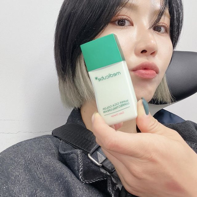김류아 on Instagram: "#광고 #메디큐브 붉은기 때문이 고민인데 피부 화장이 두꺼운건 또 싫은 1인😭😭 [메디큐브] 슈퍼시카 컬러 코렉팅 크림 ⭕제품소개 1. 자연스러운 톤업 가능😊 - 처음엔