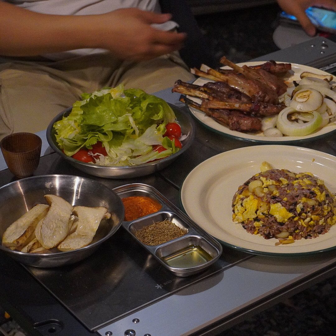 극과극 캠핑식단
저녁메뉴는 라무진 사장 빙의한
조무진의 프렌치렉🍗🍗
마늘넣고 볶볶한 마늘볶음밥도 
맛있었구요~~

다음날 조식은 양심상 클린하게
마무리했습니다😋