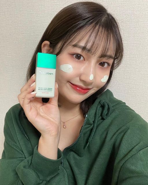 은갱이🍒 on Instagram: "@medicube_korea #슈퍼시카컬러코렉팅크림 💚 - 촉촉하고 매끈하게 발리는 톤업크림💚 홍조가 가볍게 커버되는 톤업크림💚 처음엔 초록색인데 바르면 내추럴한 베이지