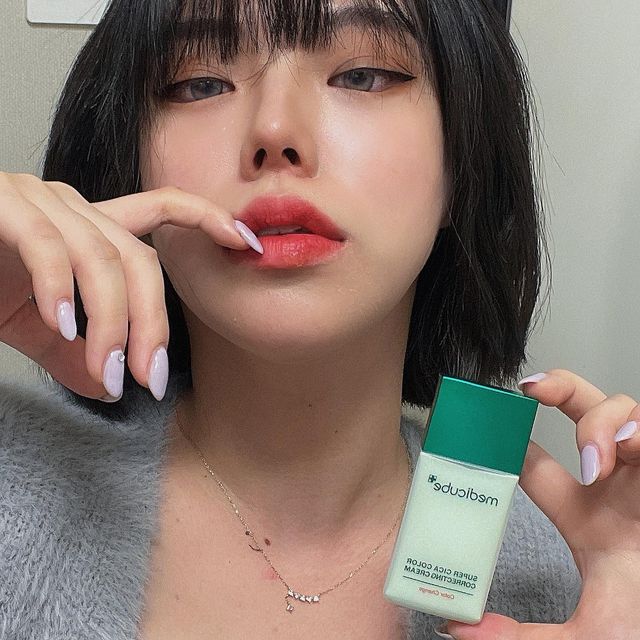 김한별 Estelle on Instagram: "#광고 톤업 크림 하나만 바르고 풀메..？ 이게 되네..？ 💚 피부 붉은기 가리고 싶어서 늘 피부 화장 두껍게 했었는데 이걸 빨리 알았으면 내 피부 고생하지 않았을