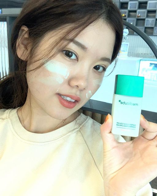 윰블링 on Instagram: "#광고 #gift #AD 홍조 있는 사람 😳❗️화장하기 귀찮은 사람🫠 모여라앗💗 @medicube_korea🙏🏻 요즘 화장 안하면 볼따구가 빨갛고 🥵 화장을 하자니 피부가 넘 답답해서