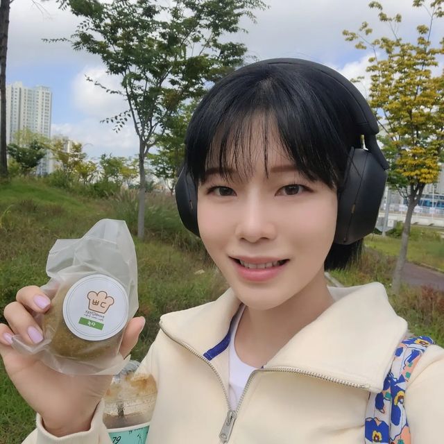 😶‍🌫️청량뽀짝 솔랜드🌿 on Instagram: "#광고#프로틴빵 천고마비의 계절이라고, 자꾸 뭘 먹어 재끼는 나(새끼)에게(?) 줄 수 있는 빵이 생겨서 좋네요✌🏻 저 사실 프로틴 빵이라고 해서