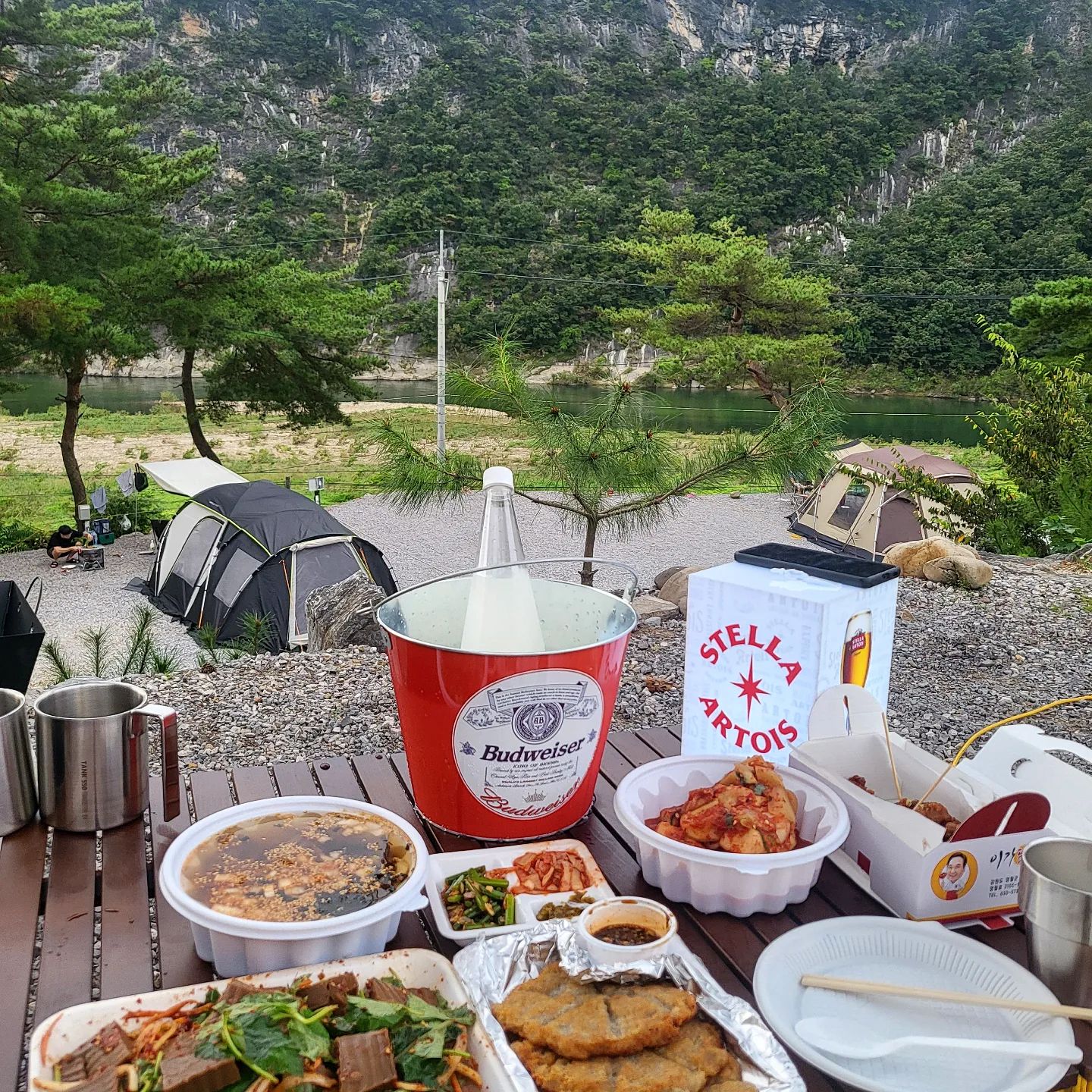 첫 캠핑 🏕 
강원도 영월
캠핑장 사이트도 넓고, 깨끗하고, 멋있는 강 절벽뷰🏞 사장님도 친절하심. 성공적인 첫캠핑!

예쁜 풍경보면서 맛있는거 먹으니 이게 찐행복🧡 핑크핑크 저녁 노을도 너무 예뻣음

영월 맛집  폭풍검색해서 도토리묵 무침, 도토리묵사발, 감자전, 닭강정 사와서 폭풍흡입🫣 맥주부터 로컬 막걸리에 하이볼까지 콸콸콸 털어넣음🫠

이래서 캠핑에 빠지나봄. 다음 캠핑도 엄청 기대됨😍
.
.
들깻잎이 깻잎이라는거 다들 알고있었나요🙃
.
.
.
#캠핑 #캠린이 #영월캠핑 #강원도여행 #오토캠핑 #캠퍼
#영월여행 #캠핑추천 #여행에미치다_국내  #camping #travel #영월한반도캠핑장 hanbando_camping