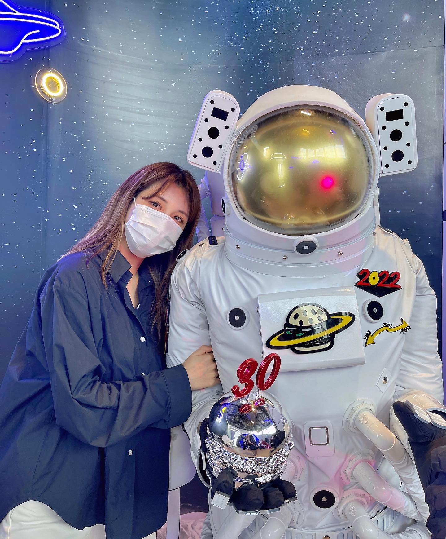#광고 #롯데리아 불고기버거 30주년 맞이해서 
지금 익선동에서 팝업스토어를 하고 있어서 구경왔어요! 
진짜 볼거리 먹을거리 가득한 팝업스토어라 시간가는줄 
모르고 사진찍고 즐기기 🍔🧡
특히 굿즈샵에 귀여운거 너무 많아서 저도 하나 집어왔어요 ㅋㅋㅋㅋ 
주말에 뭐할지 고민하시는 분들 여기가서 사진 잔뜩 찍고 
맛있는 햄버거 하나씩 드셔보시는거 추천해요 :-) 

#불고기버거30주년 #불고기맛집롯데리아 #불고기버거30주년 팝업스토어 #롯데리아 #핫플레이스 #서울가볼만한곳 #서울맛집  #익선동맛집 #데이트코스 #맛집추천 #서울데이트 #버거맛집#불고기맛집#불고기30주년팝업스토어