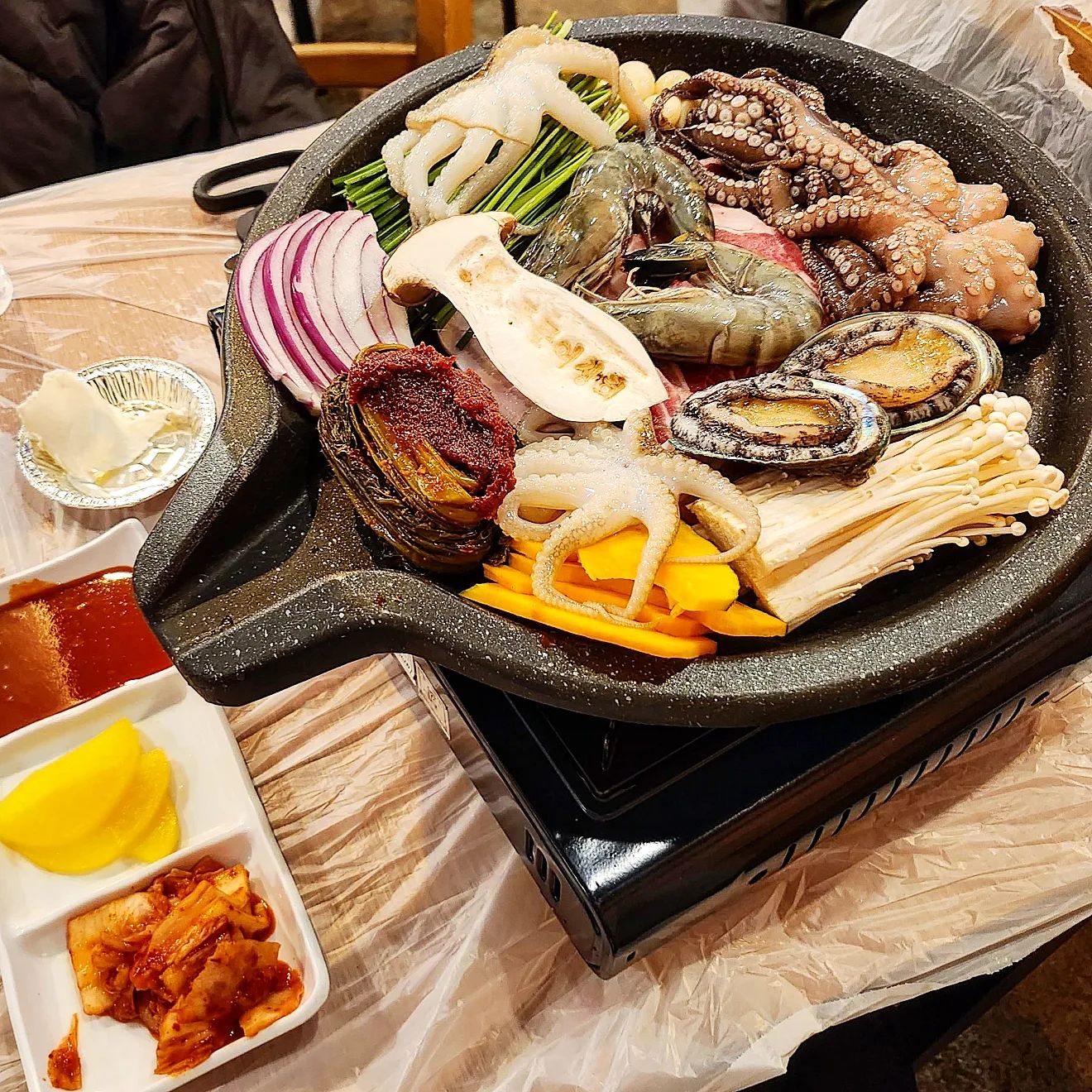 여수여행중 들렸던 유명한 돌문어삼합집!
사람 많아지기 전에 도착해서 금방 들어갈 수 있었습니다:) 
음식 대체적으로 좋았습니다! 다만 다들 너무 바쁘셔서 여러번 불러야 한다는 점이 아쉬웠지만 맛있게 먹었답니다🤗
볶음밥은 셀프로 볶아야하는 것! 참고하시어용ㅎㅎ

#먹스타맞팔 #먹스타그램 #먹스타 #먹팔맞팔 #먹팔 #먹팔환영 #여수 #여수여행 #먹팔해요 #돌문어상회 #돌문어삼합 #여수밤바다 #먹방여행