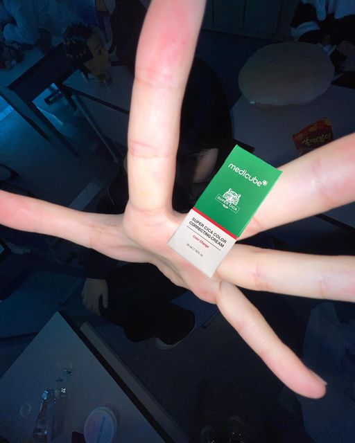 신서윤 on Instagram: "평소 놀림 받던 홍조… 이제는 Say goodbye…✨ 커버하려고 두껍게 화장하면 뜨기 일쑤… 하지만 But. 완벽 커버에 저자극…? 나 더 이상 말로 안해. 시카 기초라인