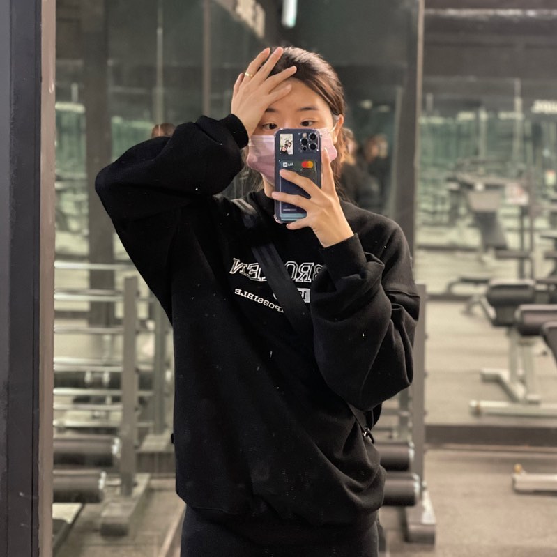 휴 오늘도 다행이 오운!!!
식단도 낫배드 하게 지켰어요 ㅎㅎ
점심을 편의점에서 때워야 했어서 두부 한모에 김치 사먹었습니다...ㅎㅎ 총 2처넌의 행복🫶🏻 두부김치 알러븅... 글고 빵이랑 친구밥 좀 뺏어먹긴했어요 크크 

🙏🏻편의점 먹거리 추천 받아요!! 뻔한거 말구.. 닭찌 바나나 편의점 샐러드 계란 많이 묵어용 흐흐 

오늘은 엉덩이를 집중공략 했슴다 
까먹지 말고 헬스장 갈때 텀블러 챙기기!
오늘 천국계단 하다가 목말라서 물먹으러 간사이에 뺏겨서.. 다시 런닝 했쒀요.. 물통 꼭 챙기기.....

너무너무 피곤하네여🥹 낼은 좀 시간적 여유가 있는데 낮잠 잘듯요... 그럼 또 시간이 없어지겠지.. 

사실 이번주 주말에 바프 협찬이 있어서 찍을까 해서 조율중이였거든요 근데 흠.. 조율도 잘 안되구 찍을 기회는 앞으로도 많을꺼니까!! 
글고 살짝 기분 나쁜일도 있었는데 이건 비밀로 할께요 전 착하니깐요ㅋ 

👕짐웨어, 트레이닝룩, 상의는 unbroken_mate 
#언브로큰 #언브로큰짐웨어 #머슬핏 #머슬핏반팔 #짐웨어 #운동복코디 

다들 굿네잇🫶🏻