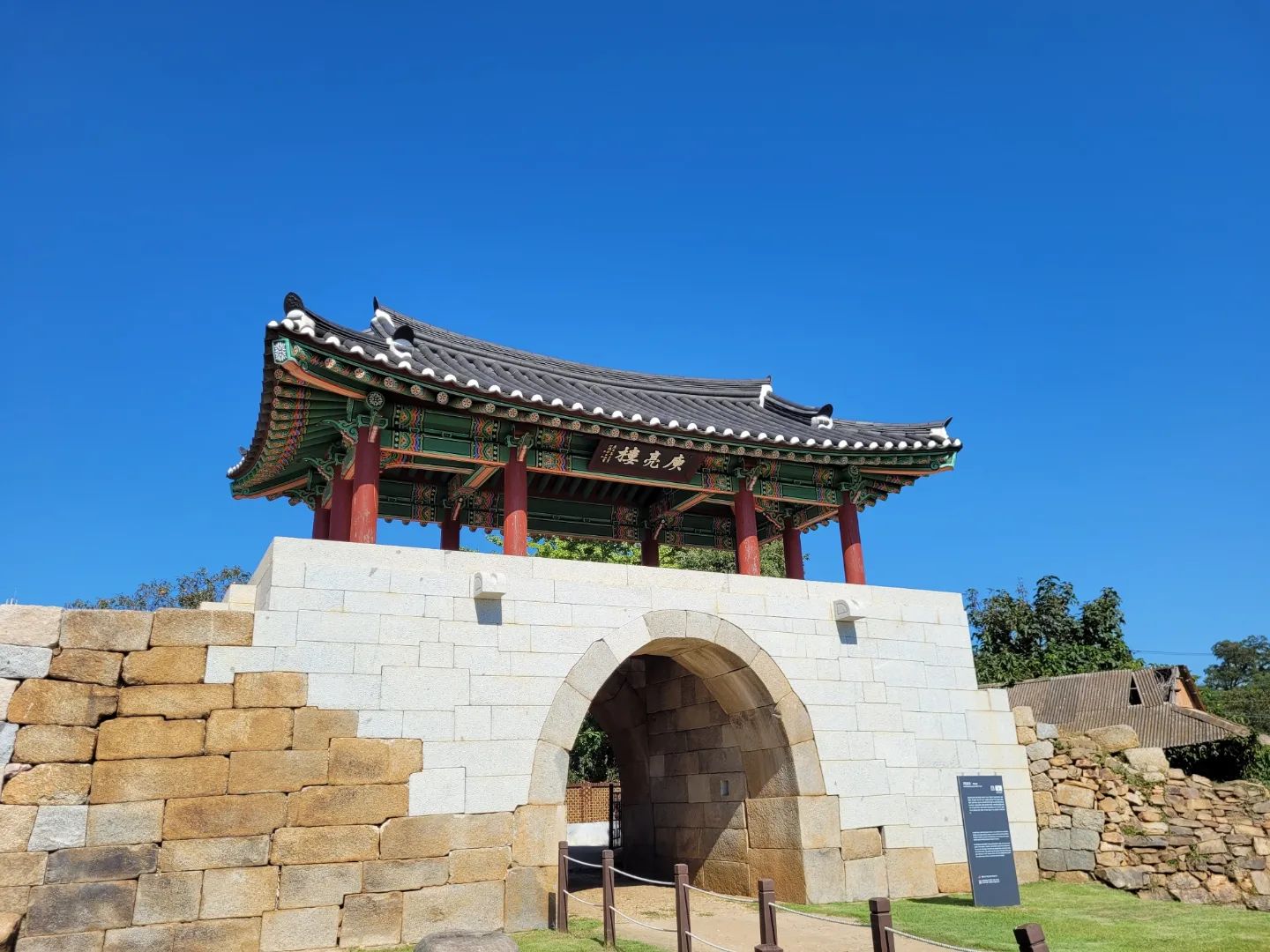 ⠀
𝙳+𝟻𝟸𝟼 #한유현
집가는길에 들린
⠀
강화군 교동도 '교동읍성'
⠀
잠깐 들려서 유현이한테 읍성보여주고
들판에서 사진만 찍음😆
⠀
너무 더워서 유현이사진만 찍고
후다닥 에어컨 빵빵한 붕붕이로 쏘옥!
⠀
#태어난지526일 
#강화도 #교동도 #민통선 #교동읍성
#너무너무너무 #더워💦 #가을날씨어디갔어
#아들맘 #소띠맘 #아들스타그램
#우리아기 #우리아기사랑해