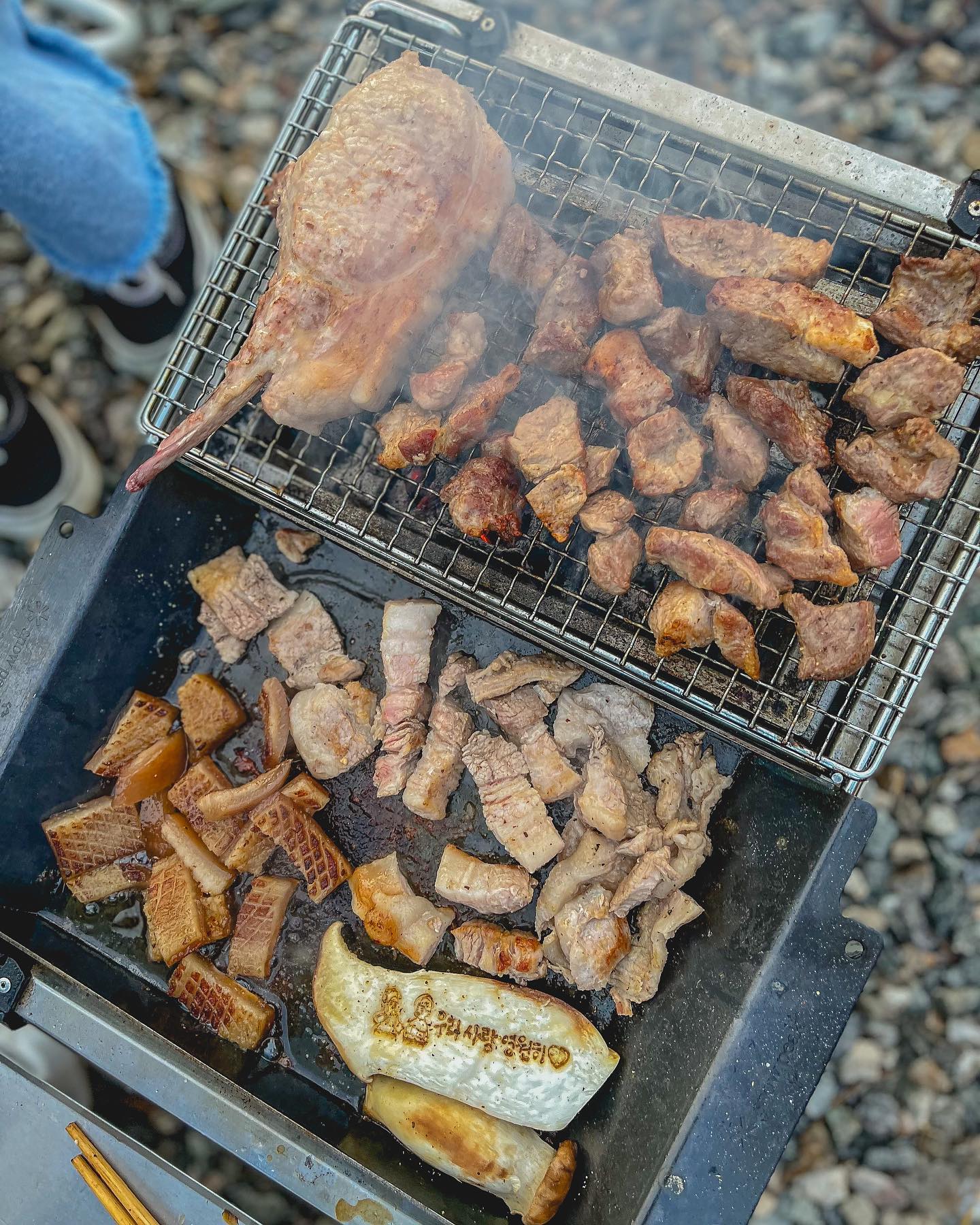 🏕캠핑 고기 세트로 바베큐를 간단하게 준비하다!🥩🍖🍗#내돈내산 

입 짧은 김냥발은 한가지 고기를 진득하게 먹지 못하는 병이 있어요…;;
목살 먹다보면 항정살이 먹고 싶고 좀 먹다보면 삼겹살도 먹고 싶어지고🤤
하지만 그렇게 여러가지 고기를 준비하려면 너무 피곤해서 입맛이 떨어져 버려요….!(근데 입맛 떨어져도 잘 먹음!ㅎ)
이번 캠핑은 초대캠으로 신경 쓸게 여러모로 많아서 고기 준비는 상구네 캠핑고기 (sanggu_camping )에 맡겨버렸어요!

고기만 주문하면 야채,반찬,소스,물,앞치마,젓가락 까지 준비해주세요!
거기에 와인잔과 예쁘게 꾸밀수있는 마카 그리고 새송이 버섯에 특별한 날을 위한 각인까지! 고기가 신선한건 말할 것도 없고 소스와 반찬도 하나하나 다 맛있었어요💖
주문과 동시에 바베큐 준비가 끝나버렸어요😆
바베큐를 위해 하나하나 준비하는 재미도 있지만 편안함을 맛보고 나니깐 다음 캠핑부터 스스로 준비할 엄두가 안나요….자주 이용할 것 같아요!✌️