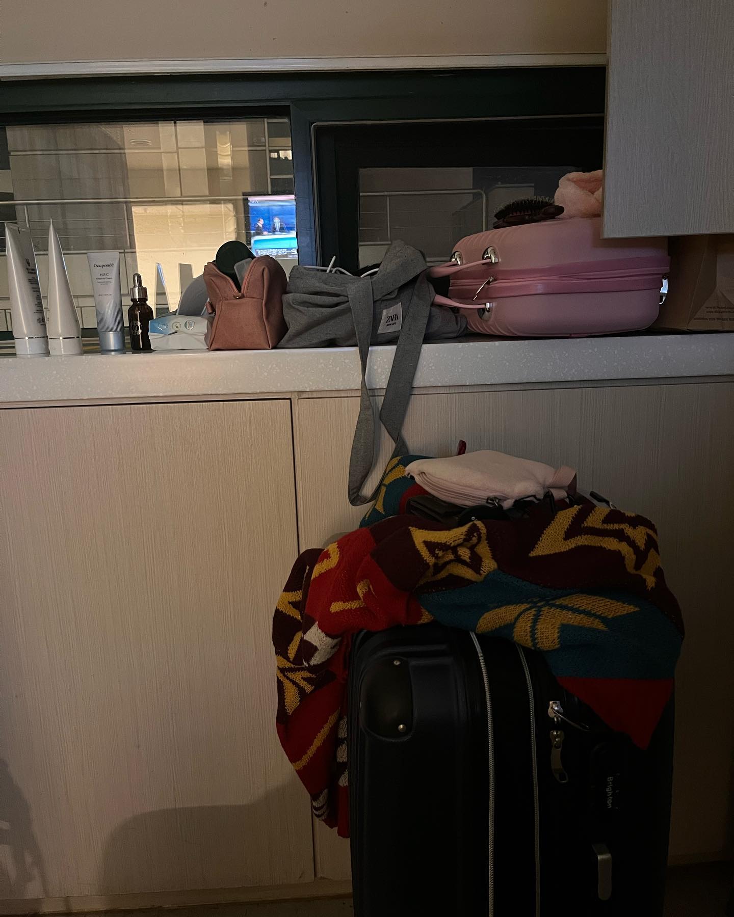 병원오는데 짐 한가득 🤣🤣

#병원 #짐한가득 #무거워 #캐리어너무커