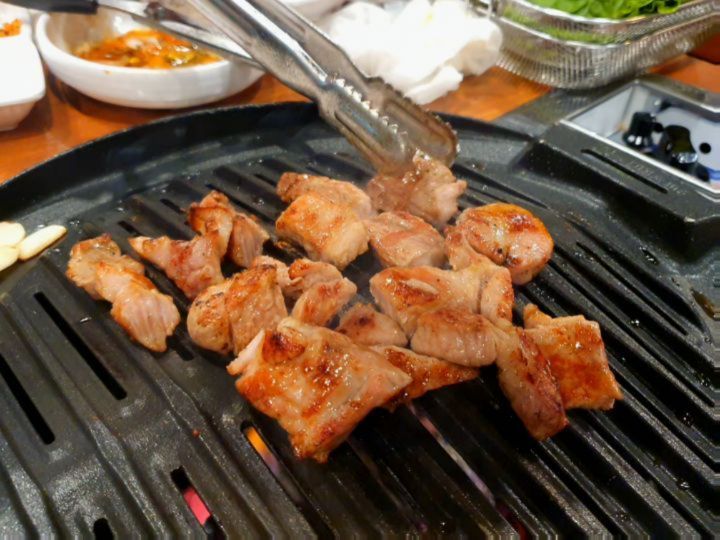 #한마음정육식당 이 저희 동네에도 생겨서 가족들이랑 다녀왔어요😉
-
돼지랑 소 둘 다 세트로 시켜서 먹어봤는데 여기 고기 품질이 👍굿입니당~ 어린이 놀이방도 크게 잘 되어있고 맘편하게 씨씨티비까지 있더라고요❕️무료 제공되는 된장찌개도 중간중간 직원분이 리필해줍니다👍
-
배불러서 고기말고 다른 밥•면 메뉴는 못시켰는데ㅠ🤣 담에 가면 6아빠밥9 이라는 메뉴 꼭 먹어보고싶네용😆

#먹방 #먹스타그램 #먹스타 #맛스타 #맛스타그램 #맛있다 #푸드스타그램 #또먹고싶다 #맛집 #먹방투어 #맛집투어 #카페투어 #카페스타그램 #디저트그램 #오늘뭐먹지 #좋아요 #소통 #선팔 #맞팔 #팔로우 #foodfic #instagood #요리 #음식 #선팔하면맞팔 #먹팔 #먹팔맞팔